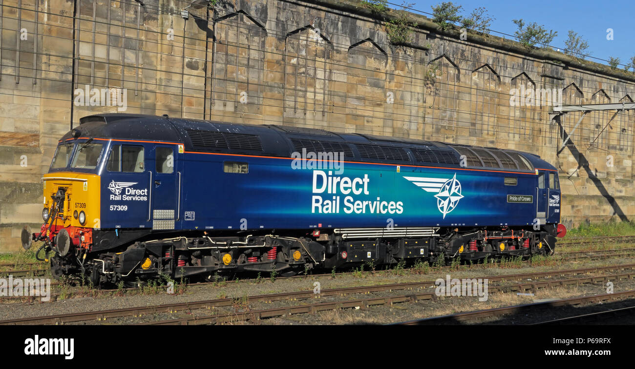 Services ferroviaires directes 57309 moteur diesel Fierté de Crewe, à Carlisle, Court Square, Cumbria, Carlisle, North West England, UK, CA1 1QZ Banque D'Images