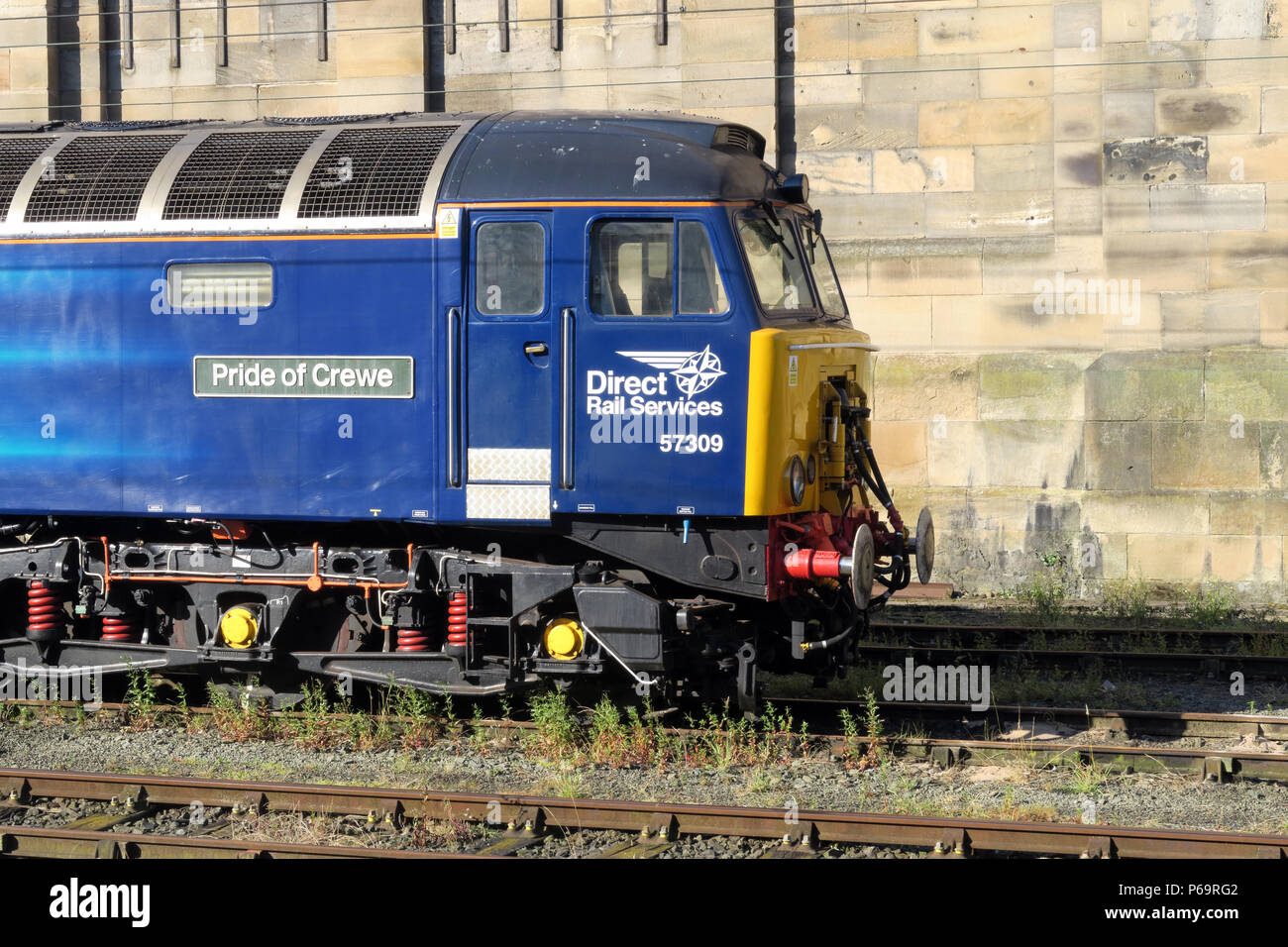 Services ferroviaires directes 57309 moteur diesel Fierté de Crewe, à Carlisle, Court Square, Cumbria, Carlisle, North West England, UK, CA1 1QZ Banque D'Images