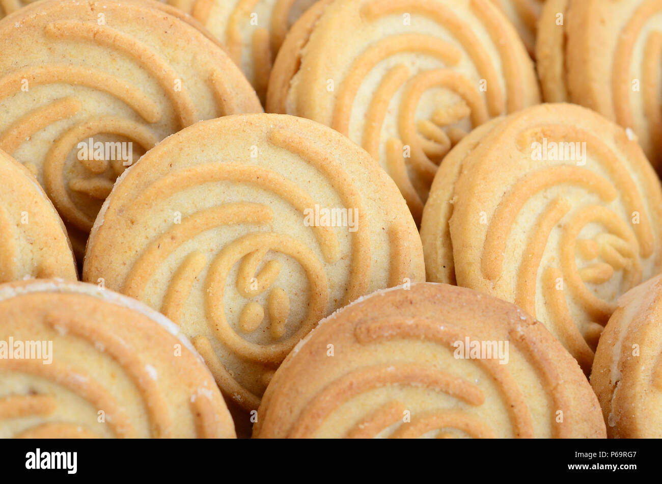 Close-up d'un grand nombre de biscuits ronds avec remplissage de coco . Banque D'Images