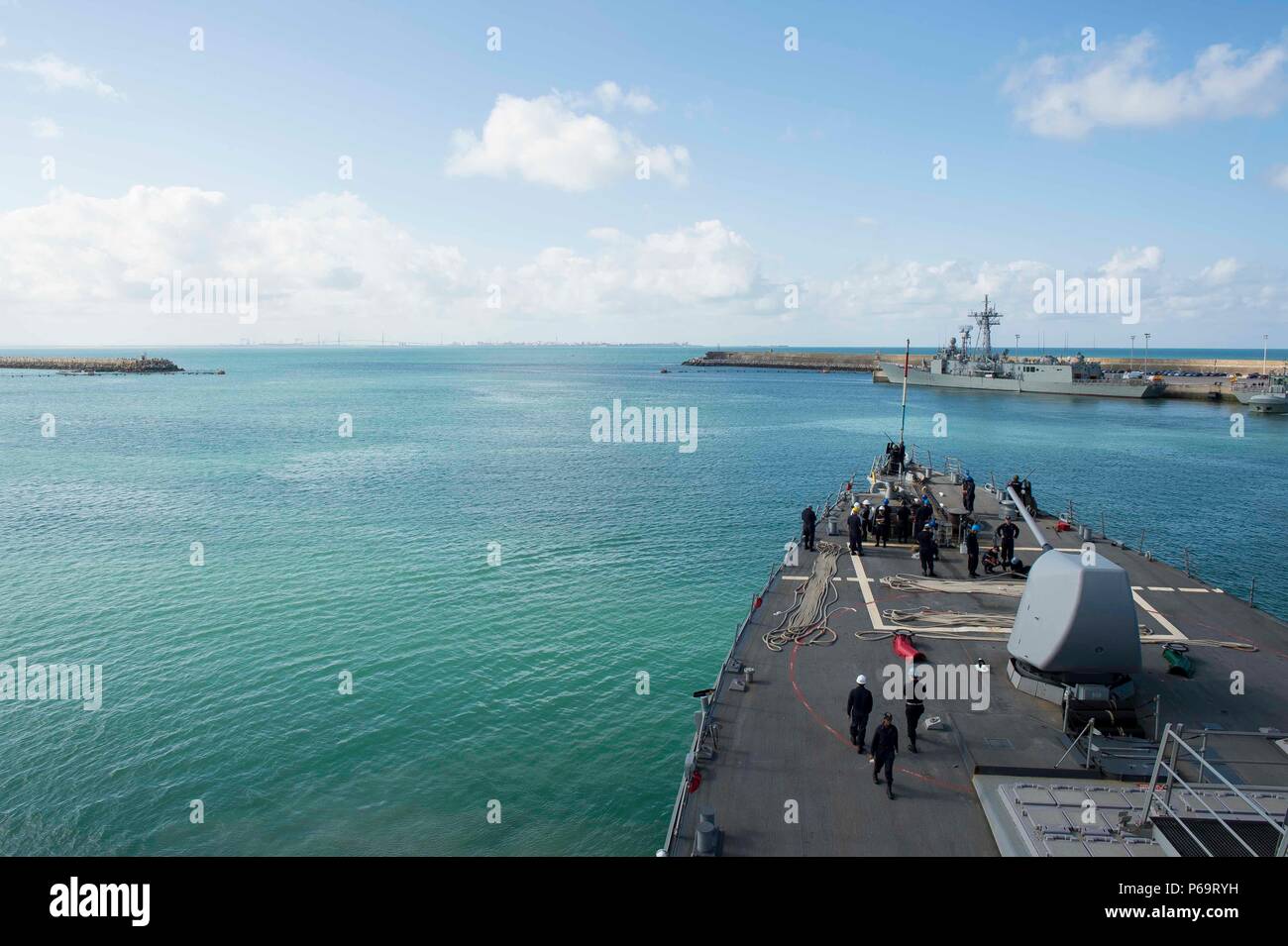 160526-N-FQ994-090 ROTA, ESPAGNE (26 mai 2016), USS Porter (DDG 78) départs Rota, Espagne, le 26 mai 2016. Porter, une classe Arleigh Burke destroyer lance-missiles, l'avant-déployé à Rota, Espagne, effectue une patrouille de routine dans le domaine de la flotte des États-Unis 6e des opérations à l'appui des intérêts de sécurité nationale des États-Unis en Europe. (U.S. Photo par marine Spécialiste de la communication de masse 3e classe Robert S. Price/libérés) Banque D'Images