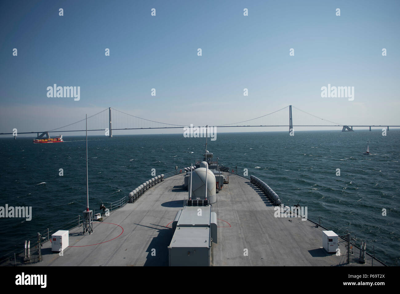 160530-N-KP948-062 détroits danois (30 mai 2016) - USS Mount Whitney (LCC 20) passe sous la Grande Ceinture lien fixe, le deuxième plus long pont suspendu, qu'il transite par les détroits danois, le 30 mai 2016. Le Mont Whitney, la sixième flotte américaine navire de commandement et de contrôle, est en passe de participer à BALTOPS 2016, qui revient chaque année un exercice multinational conçu pour accroître la flexibilité et l'interopérabilité. (U.S. Photo par marine Spécialiste de la communication de masse Seaman Alyssa Semaines/libérés) Banque D'Images