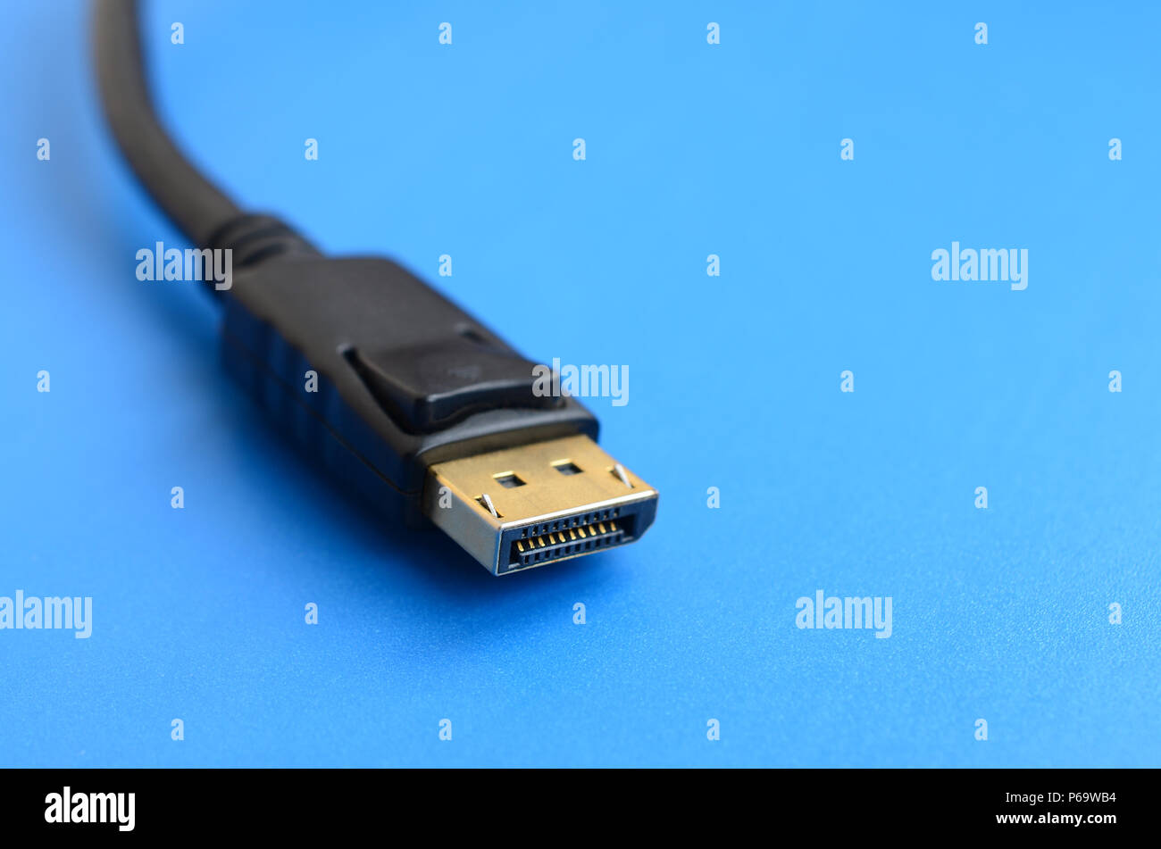 DisplayPort mâle 20 broches connecteur plaqué or pour une connexion sans faille sur fond bleu . Banque D'Images
