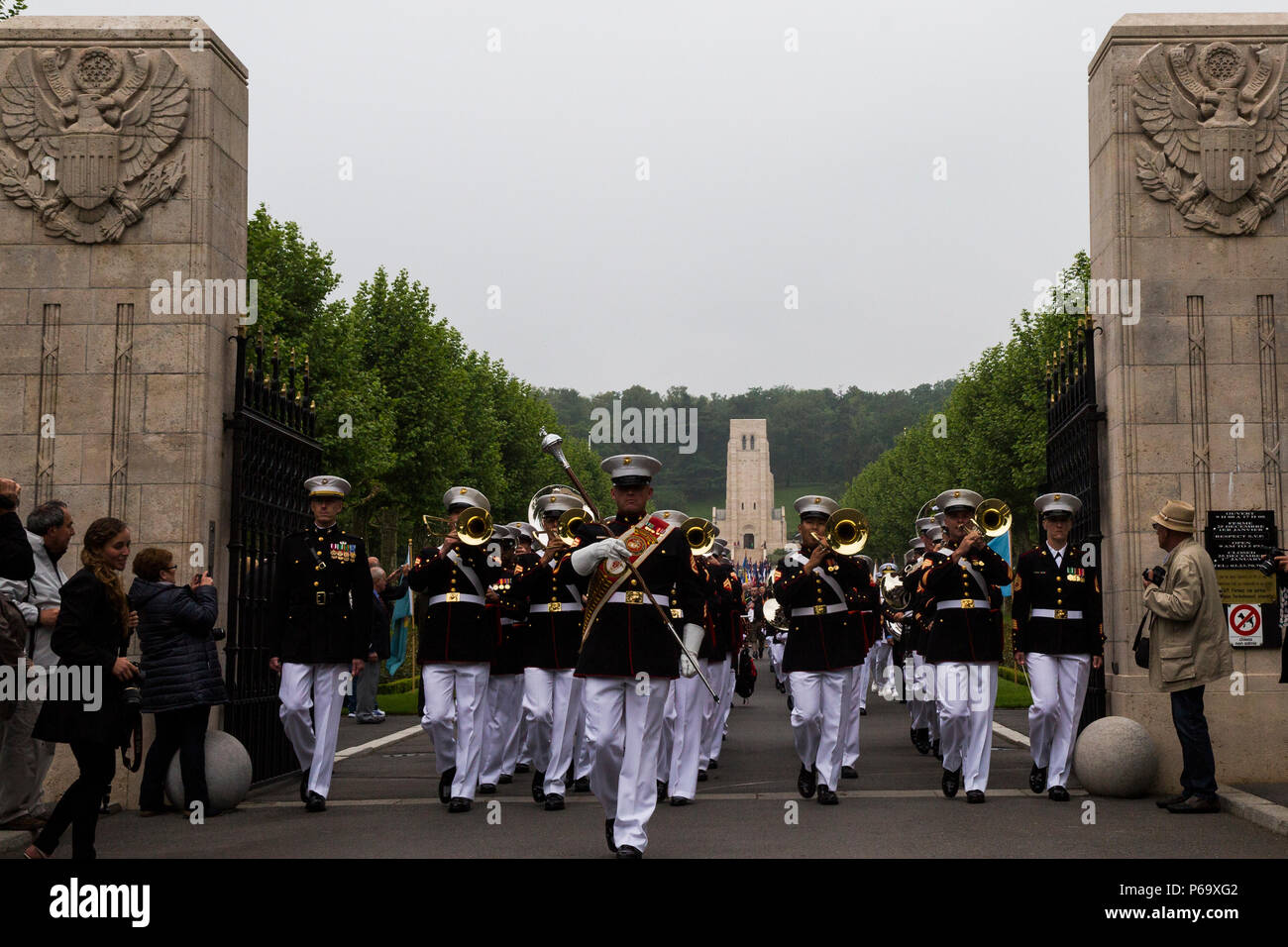 La 2e Division de marines de parades de l'Aisne-Marne American Memorial Cemetery à Nancy, France suite à la cérémonie du Jour du Souvenir le 29 mai 2016. Avec le 6e Régiment de Marines Marines et la 2e Division Marine band, avec soldats français avec le 21e Régiment d'infanterie de marine ont participé à la cérémonie du souvenir à payer les militaires tombés au cours de la PREMIÈRE GUERRE MONDIALE perdue dans la bataille de Belleau Wood en 1918. Banque D'Images