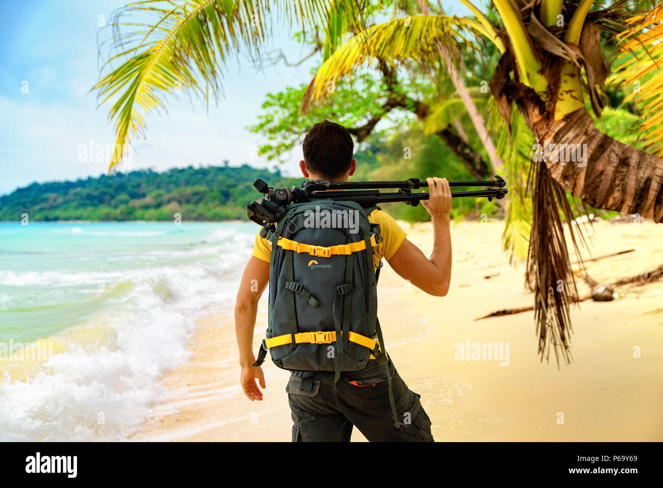 Indonésie - BALI / JAN18 2018 : Photographe professionnel du voyage  explorer tropical beach island Bali avec sac à dos photo et trépied Photo  Stock - Alamy