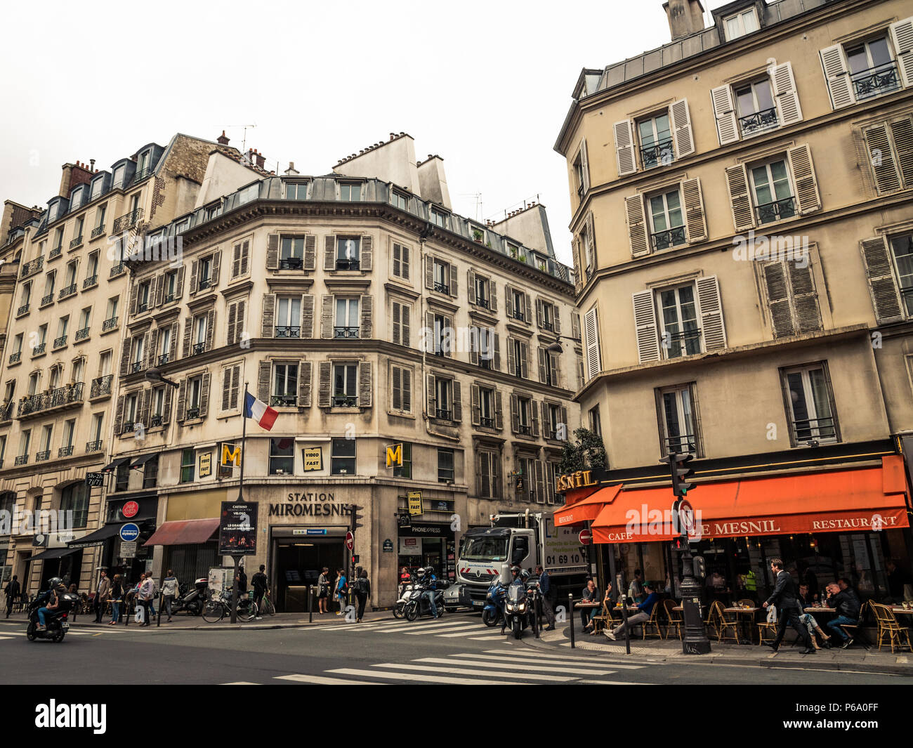 Paris appartement bâtiments, la station de métro Miromesnil, et le Mesnil café et restaurant de la rue de Mesnil coin de rue à Paris, France. Banque D'Images