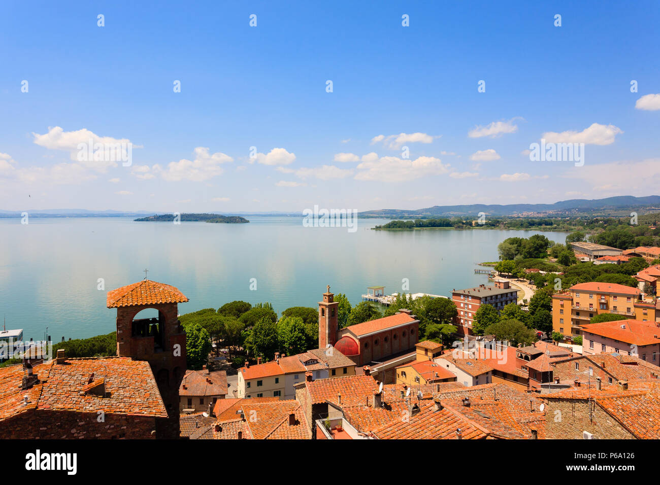 Le Lac Trasimène vue depuis le château de Passignano sul Trasimeno, en Italie. Paysage italien Banque D'Images