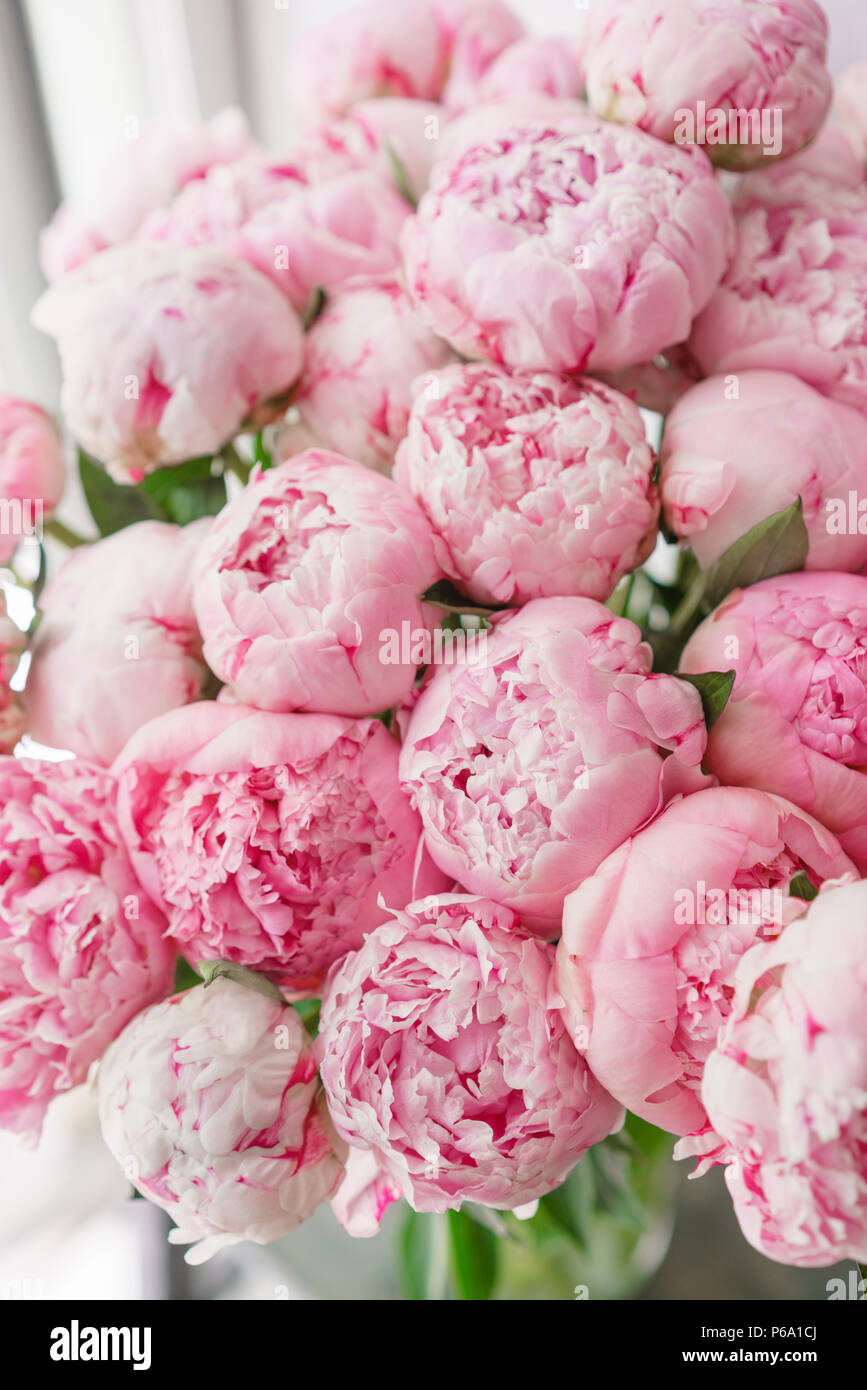 Magnifique bouquet de pivoines rose . Composition florale, lumière du jour.  Fond d'écran. De jolies fleurs dans vase en verre Photo Stock - Alamy