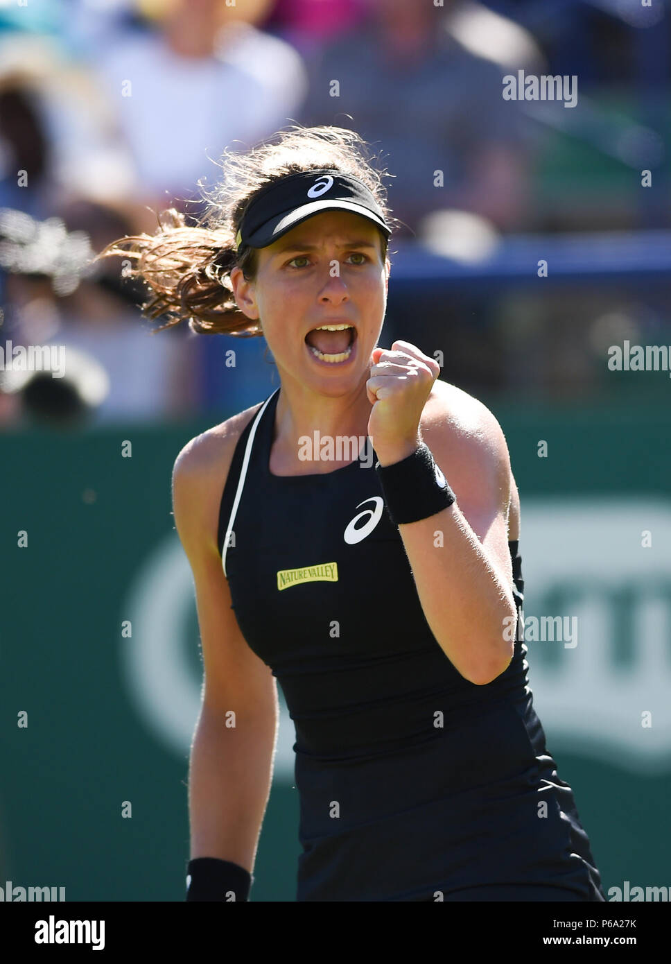 Johanna Konta de Grande-bretagne célèbre gagner contre Aleksandra Krunic de Serbie en 5 sets au cours de la vallée de la nature le tournoi international de tennis du Devonshire Park à Eastbourne East Sussex UK. 26 Juin 2018 Banque D'Images