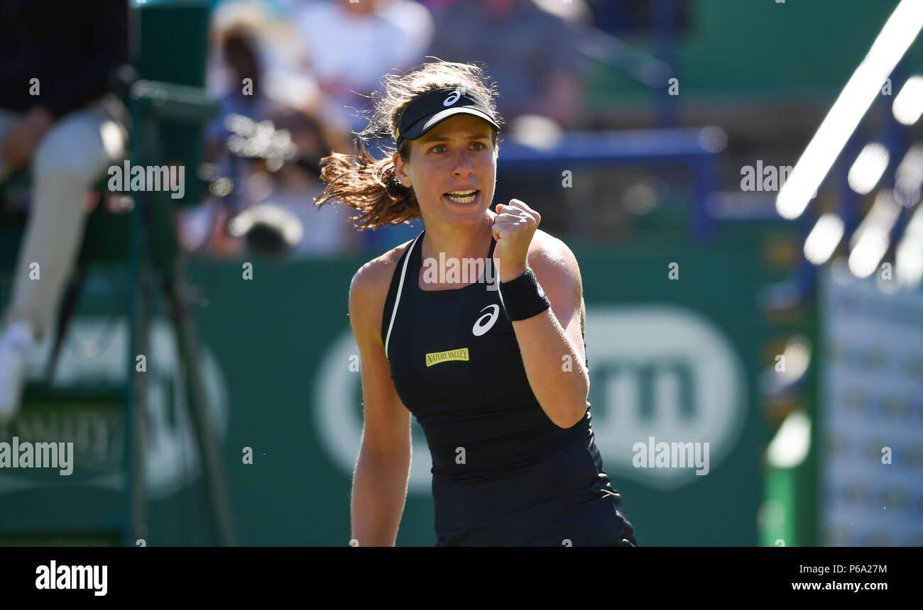 Johanna Konta de Grande-bretagne célèbre gagner contre Aleksandra Krunic de Serbie en 5 sets au cours de la vallée de la nature le tournoi international de tennis du Devonshire Park à Eastbourne East Sussex UK. 26 Juin 2018 Banque D'Images