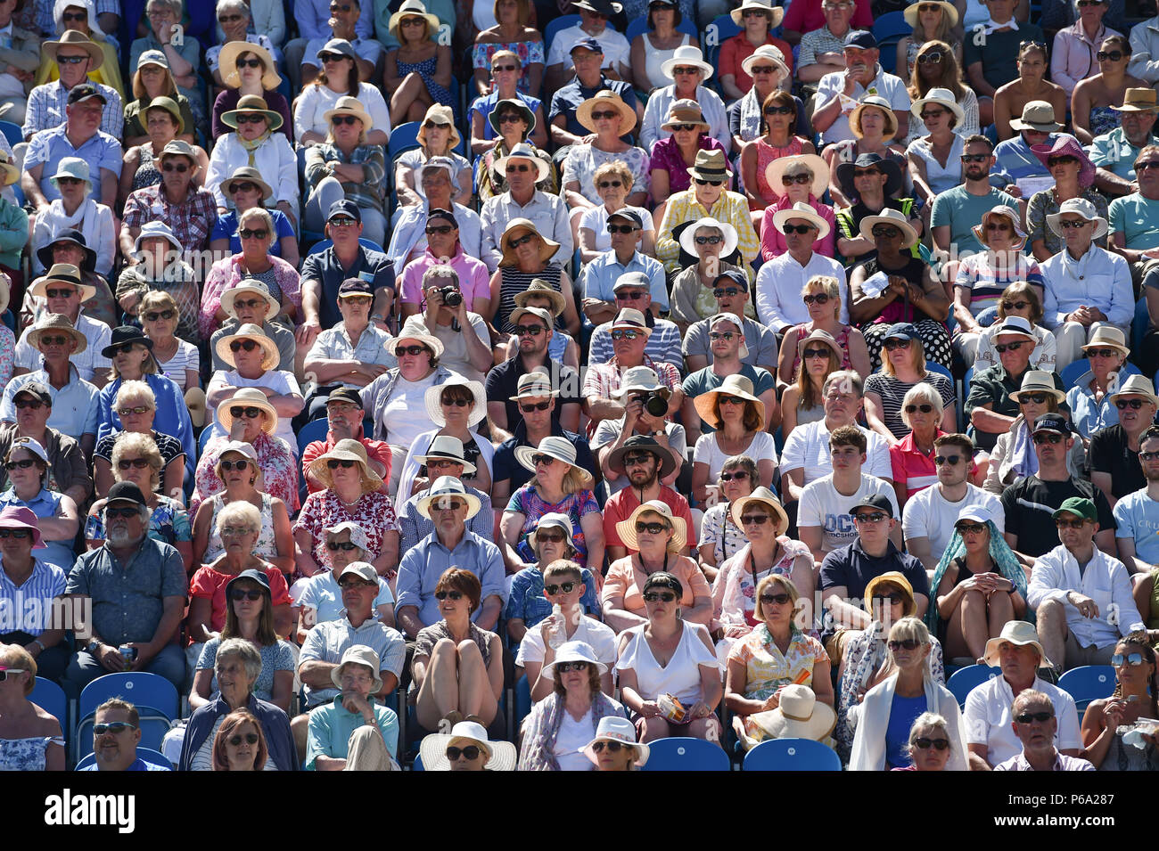 Tennis fans prendre le soleil en regardant Johanna Konta de Grande-Bretagne au cours de la vallée de la nature le tournoi international de tennis du Devonshire Park à Eastbourne East Sussex UK. 26 Juin 2018 Banque D'Images