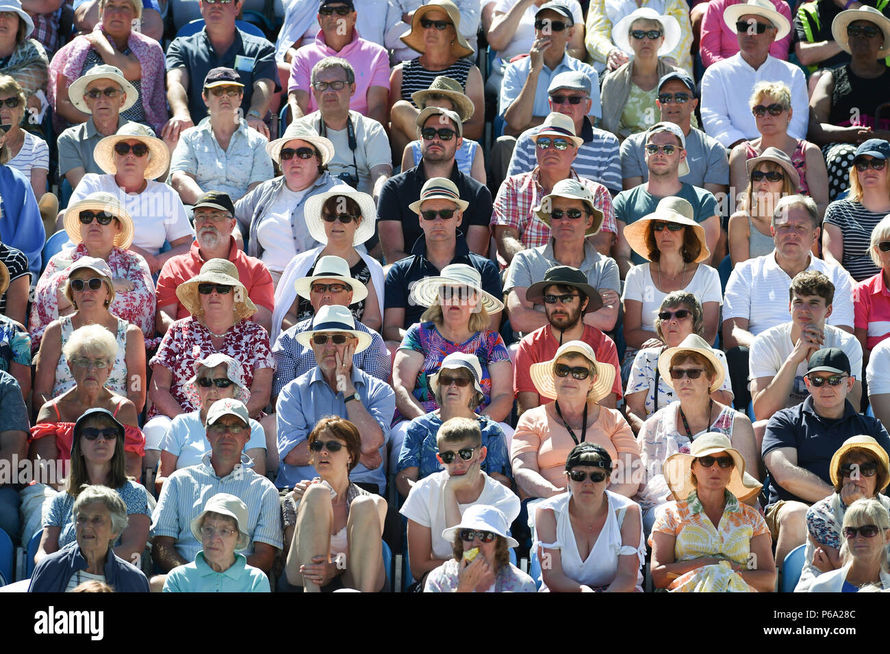 Tennis fans prendre le soleil en regardant Johanna Konta en action au cours de la vallée de la nature le tournoi international de tennis du Devonshire Park à Eastbourne East Sussex UK. 26 Juin 2018 Banque D'Images