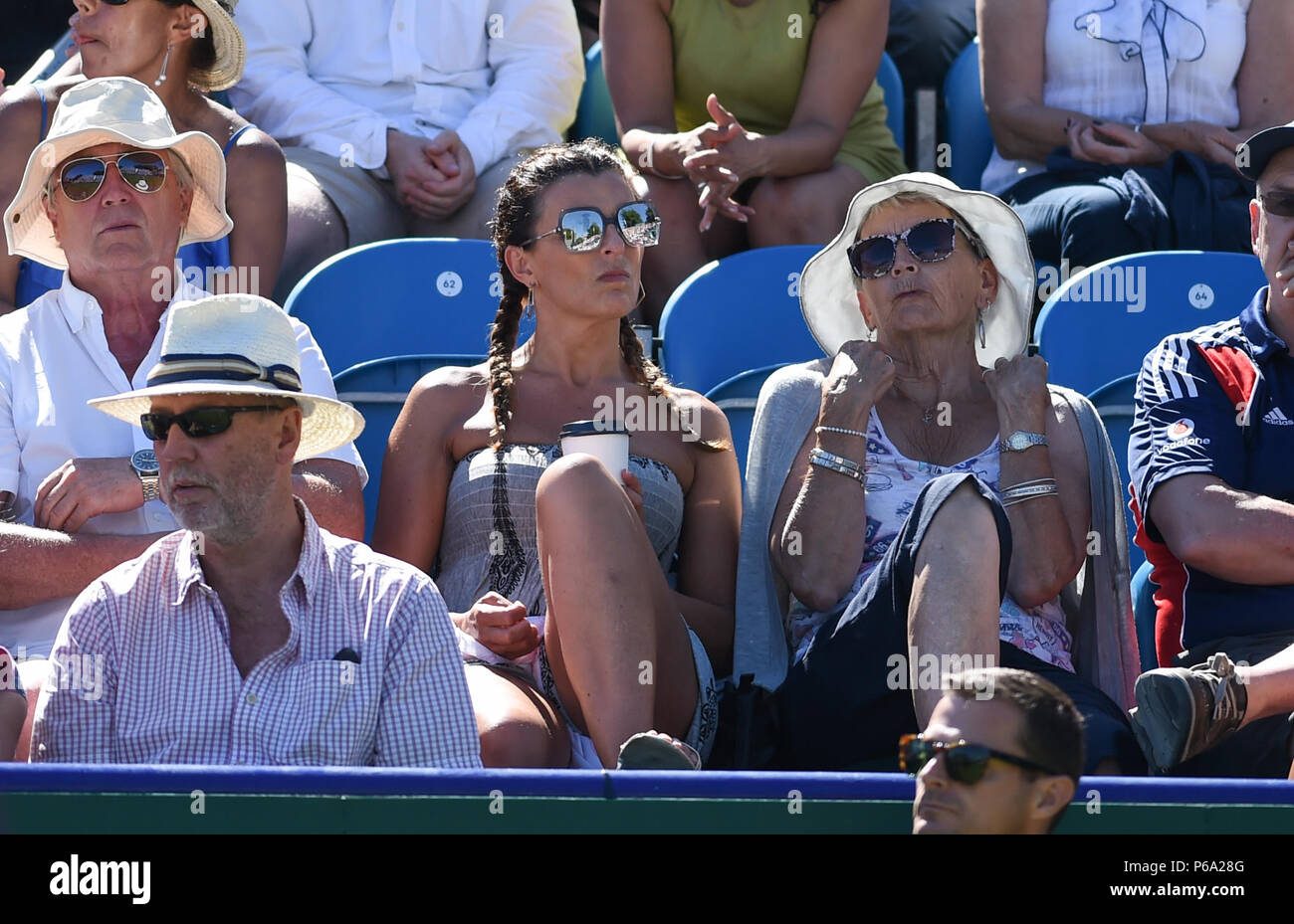 Tennis fans prendre le soleil en regardant Johanna Konta en action au cours de la vallée de la nature le tournoi international de tennis du Devonshire Park à Eastbourne East Sussex UK. 26 Juin 2018 Banque D'Images