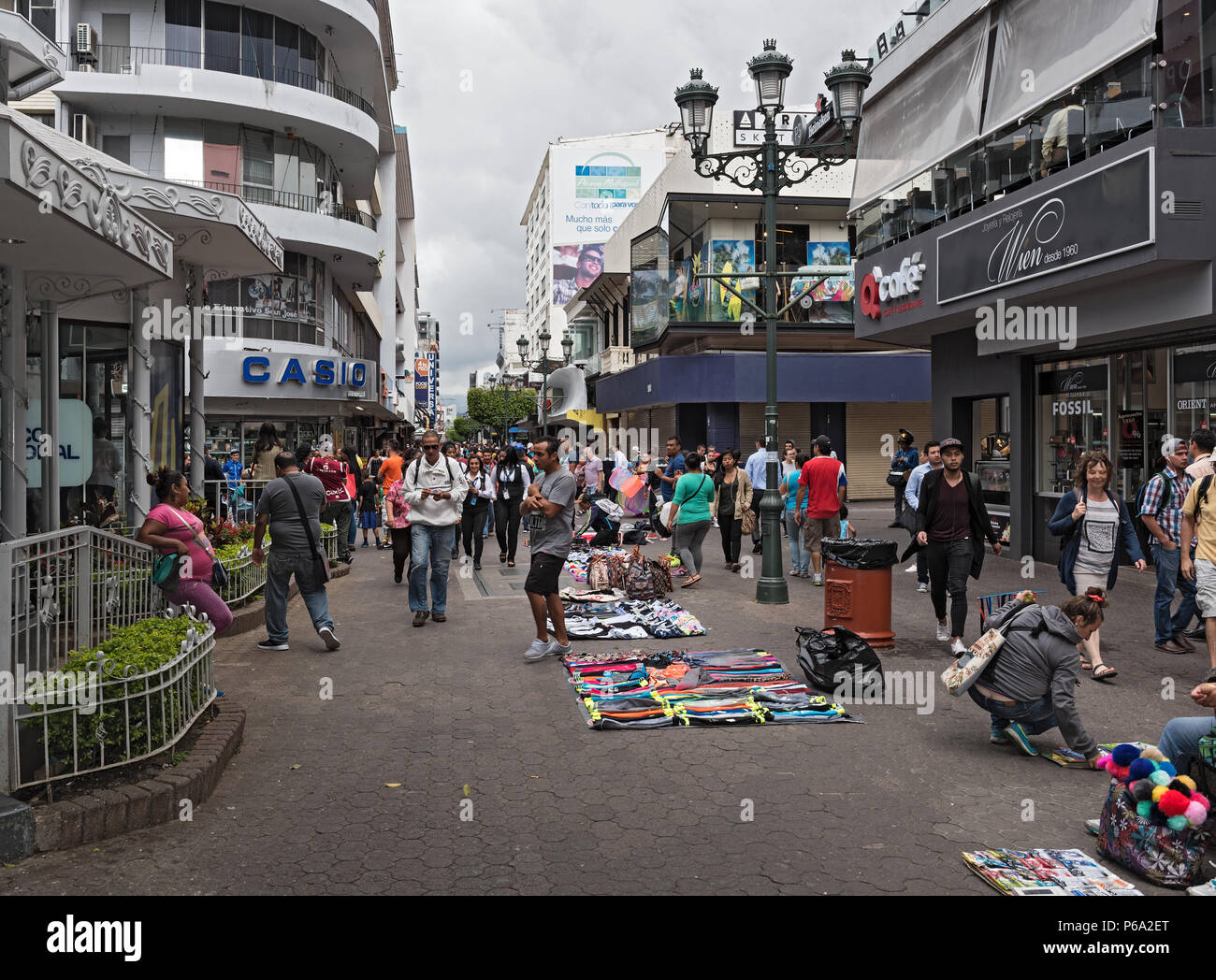 Les gens dans la zone piétonne du centre de San Jose, Costa Rica, Banque D'Images