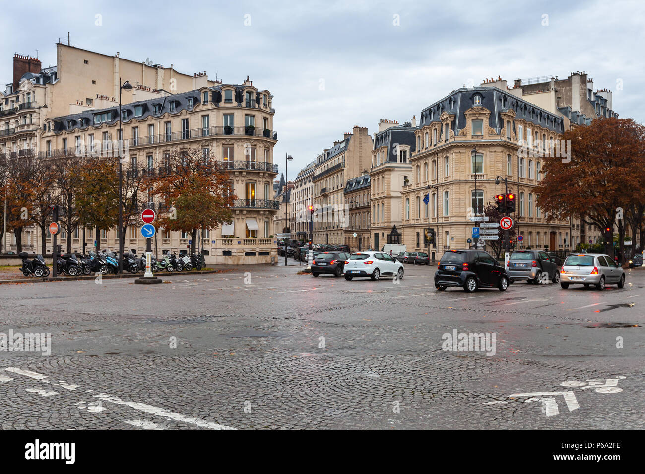 Paris, France - 4 novembre 2016 : vue sur la rue de la ville de Paris avec des voitures en attente sur carrefour urbain Banque D'Images