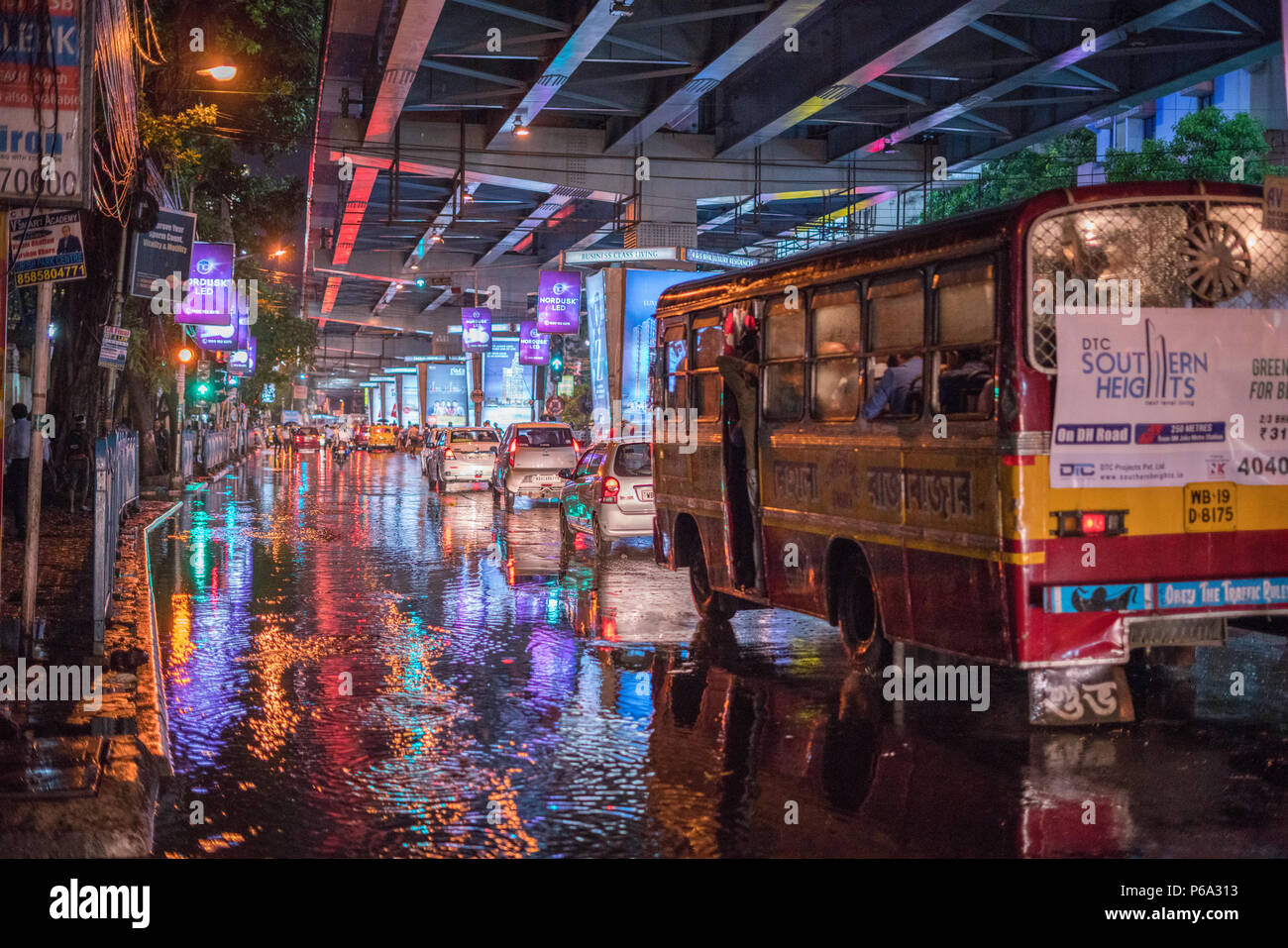 Kolkata la nuit sous la pluie Banque D'Images