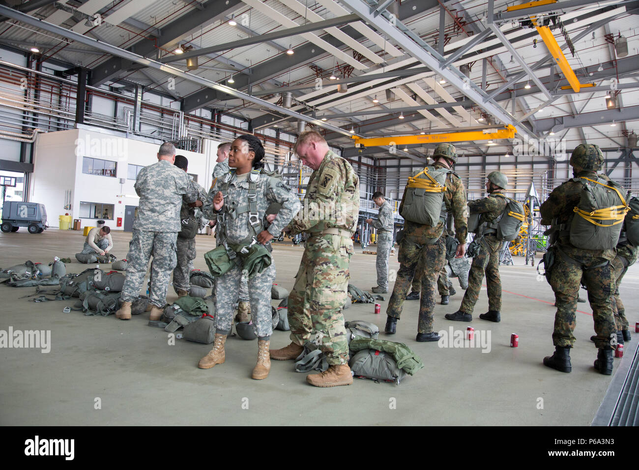 Les parachutistes allemands et se préparer pour les opérations aéroportées au cours d'une amitié entre nous/Deutschland sauter, de la Base aérienne de Ramstein, le 25 mai 2016. Le but de l'amitié aller est de favoriser et d'entretenir des relations américaines et allemandes, de développer l'interopérabilité lors de la formation, et fournir une base pour de futures opérations et formation environnements réels. (U.S. Photo de l'armée par la CPS. Tracy/McKithern) Parution Banque D'Images