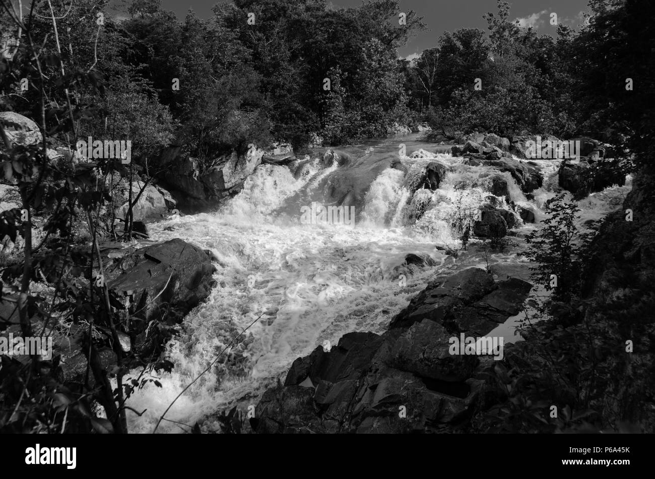 L'eau des crues de printemps est entraînée vers le bas de la rivière Potomac à Mather Gorge, Potomac, MD # 2 B&W Banque D'Images