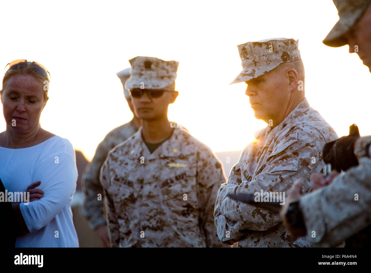 Commandant de la Marine Corps, le général Robert B. Neller, écoute un bref avant un exercice au Marine Corps Air Ground Combat Center Twentynine Palms, Californie, le 25 mai 2016. Neller a invité le chef des opérations navales, Adm. M. John Richardson, d'observer la formation d'acquérir une meilleure compréhension de l'intégration de la marine pendant les opérations à terre. (U.S. Marine Corps photo par le s.. Gabriela Garcia/libérés) Banque D'Images