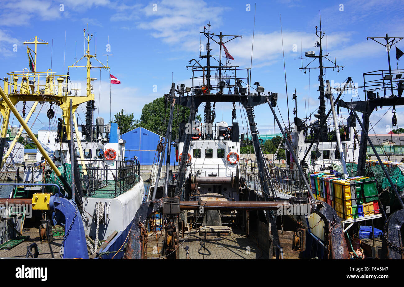 Les navires de pêche dans le port de Liepaja, Lettonie Banque D'Images