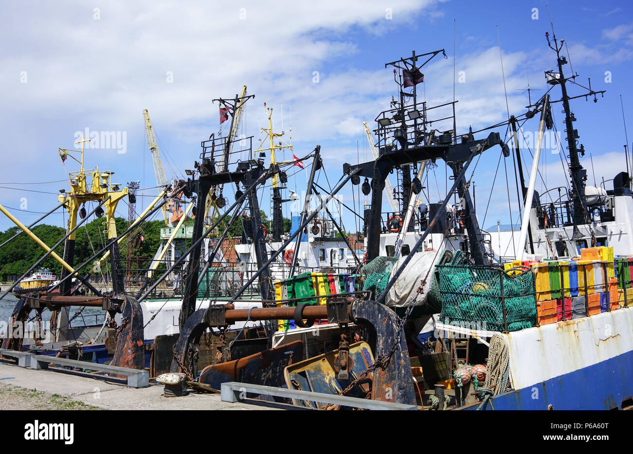 Les navires de pêche dans le port de Liepaja, Lettonie Banque D'Images