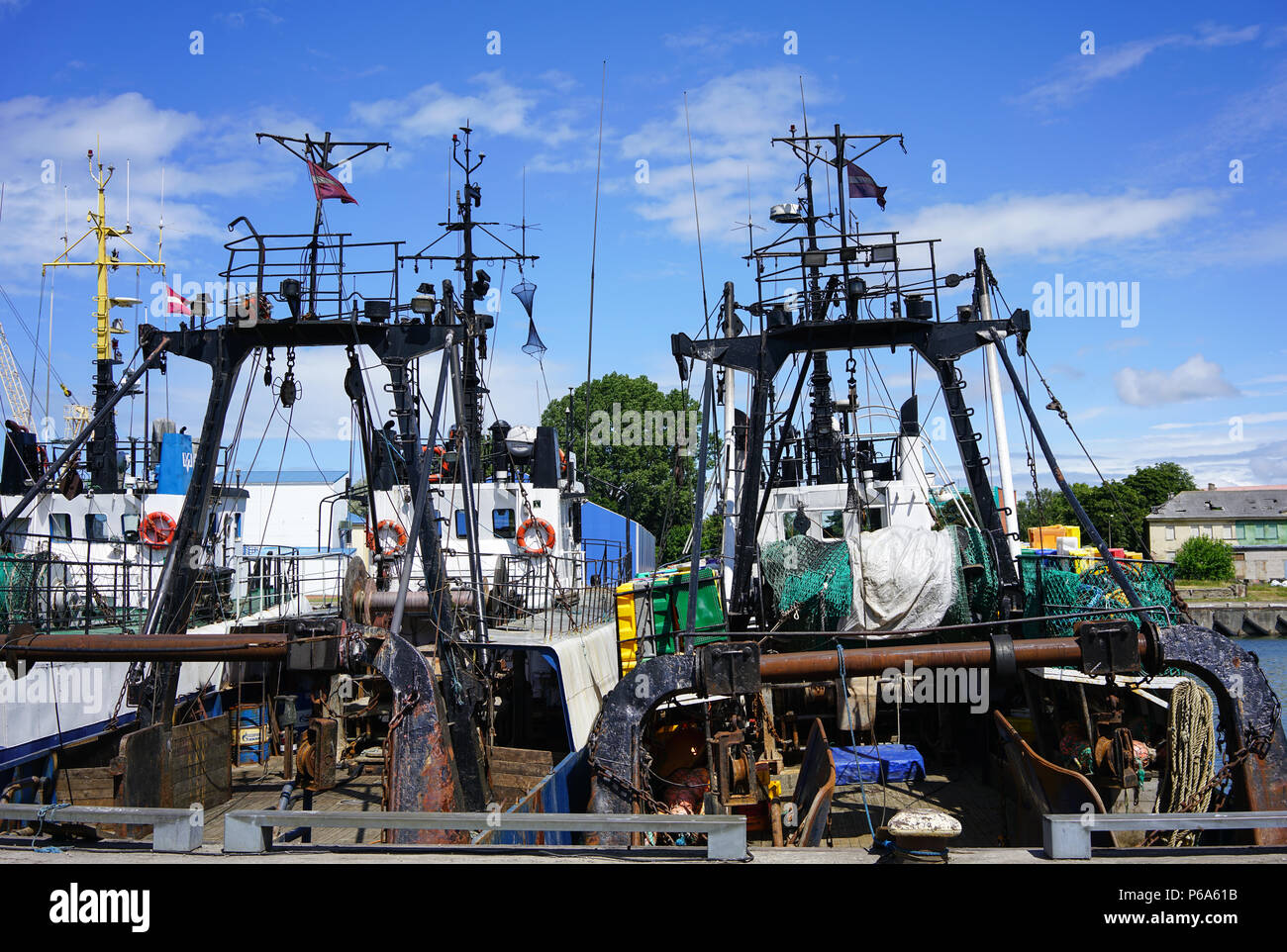 Les navires de pêche dans le port de Liepaja, Lettonie Banque D'Images