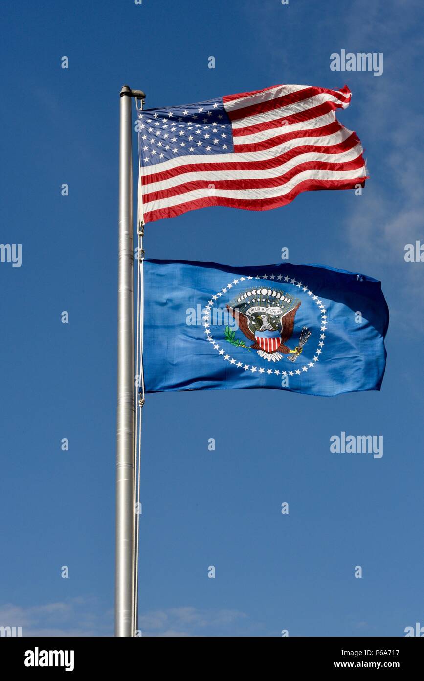 United States national & drapeaux présidentielle américaine, nous, sceau présidentiel sur le drapeau bleu, volant au-dessus de Lyndon B Johnson National Historical Park, TX USA Banque D'Images