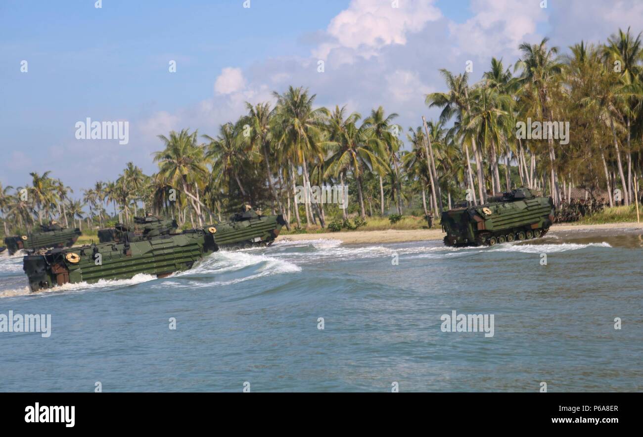 TANDUO BEACH, Malaisie (30 mai 2016) - Les Marines américains affectés à l'entreprise facile, l'Équipe de débarquement du bataillon, 2e Bataillon, 2e Marines mener une transition de l'amphibie du navire à la terre. Les marines sont embarquée à bord de l'USS Ashland (LSD 48) dans le cadre de l'exercice de préparation et de formation à la coopération. CARAT est une série d'exercices maritimes bilatéraux annuels, entre la U.S. Navy, Corps des Marines des États-Unis et les forces armées de neuf pays partenaires de : Bangladesh, Brunei, Cambodge, Indonésie, Malaisie, Singapour, les Philippines, la Thaïlande et le Timor-Leste.l'Ashland est attribué à 7è Banque D'Images