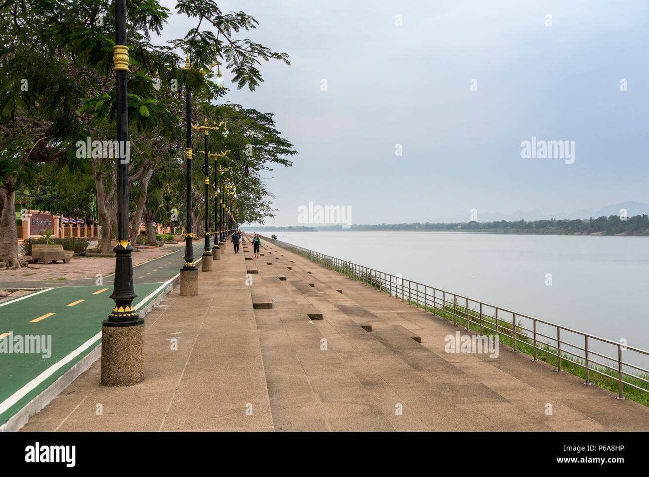 Promenade le long de la rivière Mékong banque Nakhon, Phakom, Thaïlande Banque D'Images