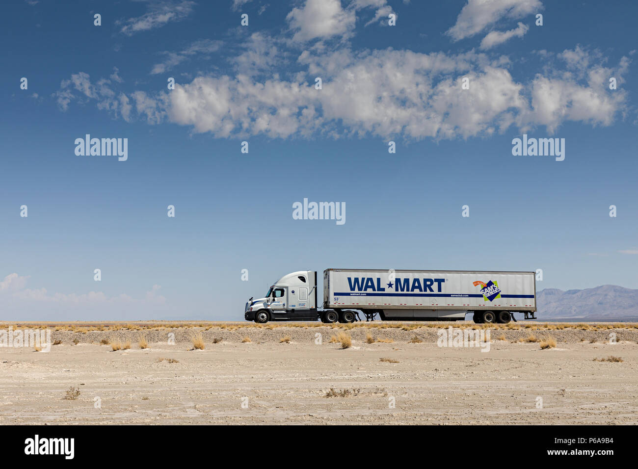 Wal Mart camion traversant le désert de Chihuahuan, New Mexico, USA Banque D'Images