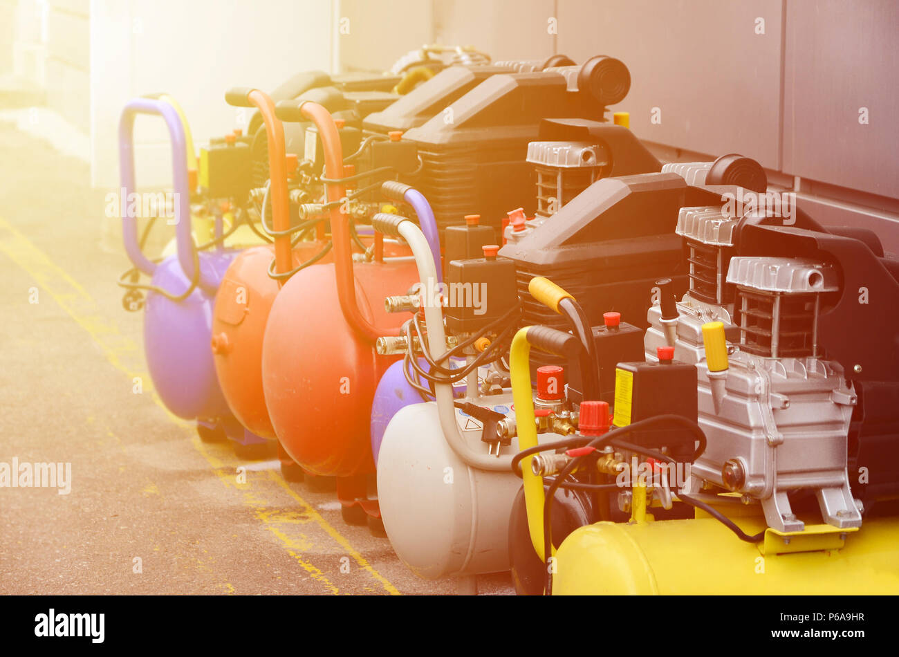 De nombreux nouveaux compresseurs d'air pression pompes la photo en gros . Banque D'Images