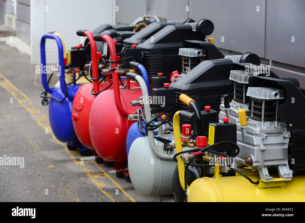 De nombreux nouveaux compresseurs d'air pression pompes la photo en gros . Banque D'Images