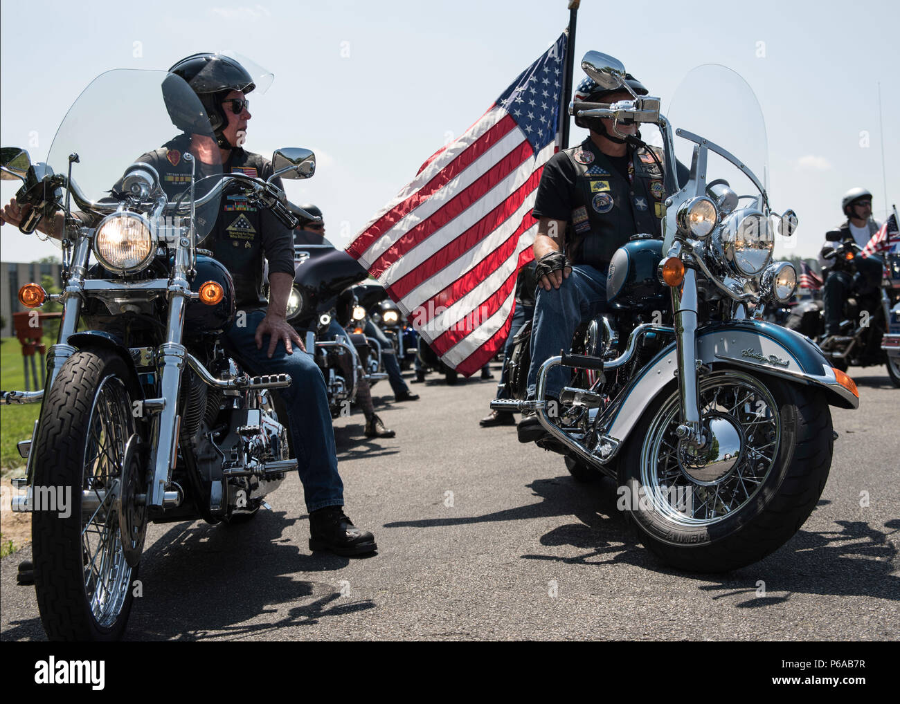 Un groupe de motocyclistes rode à partir de la base navale américaine de Bethesda pour D.C. 29 mai pour participer à l'opération Rolling Thunder. Rolling Thunder s'efforce d'influer sur la politique nationale d'une façon qui aidera POW/MIA's. (U.S. Photo par marine Spécialiste de la communication de masse Seaman William Phillips/libérés) Banque D'Images