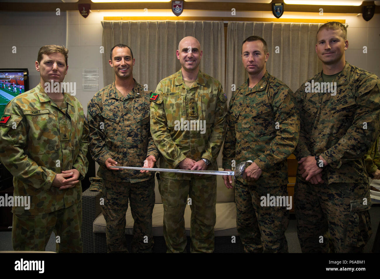 De gauche à droite de l'armée australienne, le Major James Kmet, 1Le lieutenant John H. Boger, le Lieutenant-colonel de l'armée australienne Jake Kearsley, le major Christopher Simpson, et le 1er lieutenant Steve Johnson, posent pour une photo lors de la 68ème anniversaire de l'Université d'Adélaïde Regiment à Hampstead Barracks, Australie du Sud, Australie, le 31 mai 2016. Ils tiennent l'épée d'officier fondateur du régiment Le Colonel Rex Lipman, qui a fondé le régiment en mai 1948 comme une unité de formation pour des agents potentiels d'étudier dans les universités locales. Kmet, officier des opérations, et AUR Kearsley, commandant, sont avec l'Adelai Banque D'Images