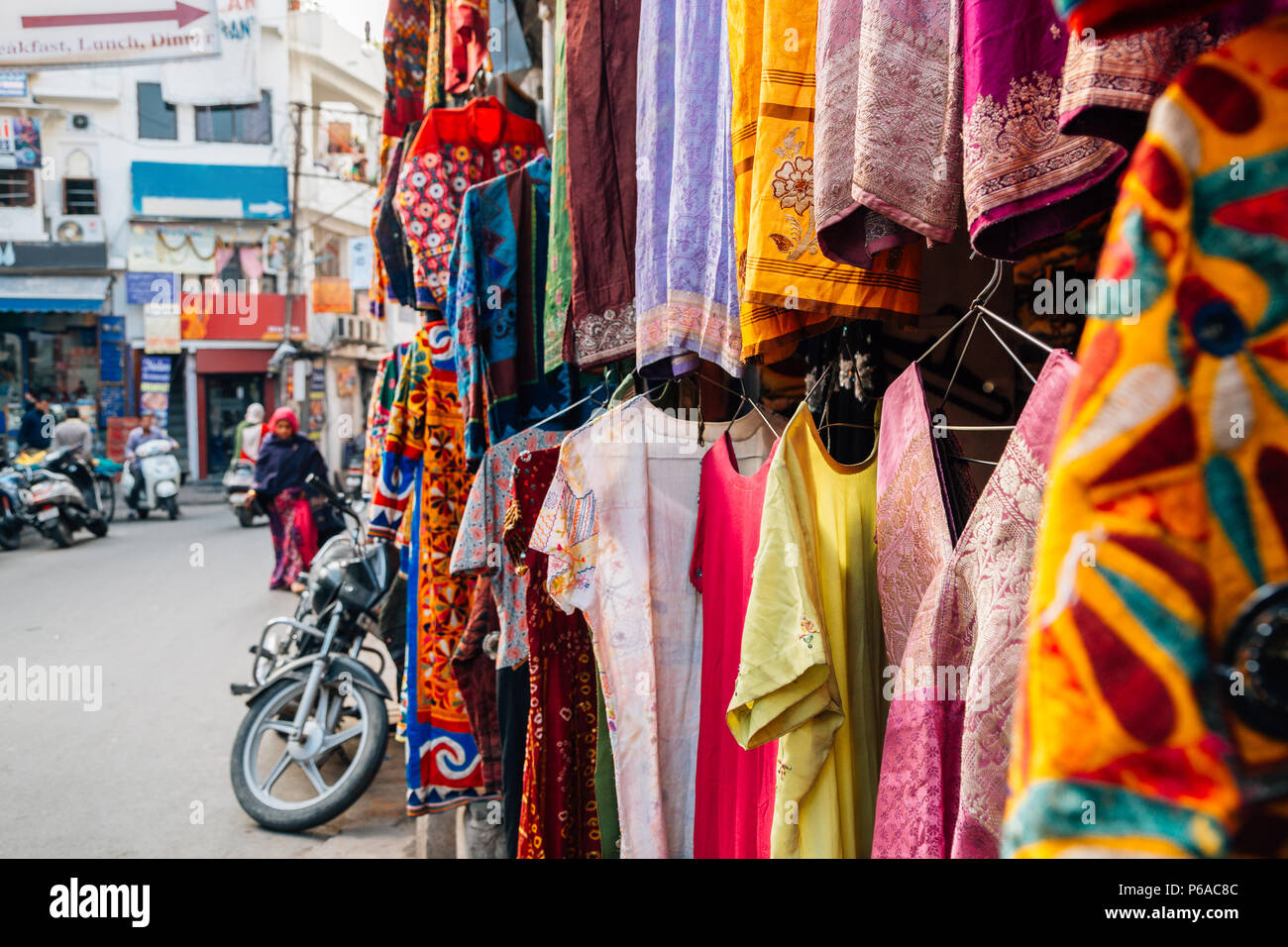 Magasin de vêtements de style indien à Udaipur, Inde Photo Stock - Alamy