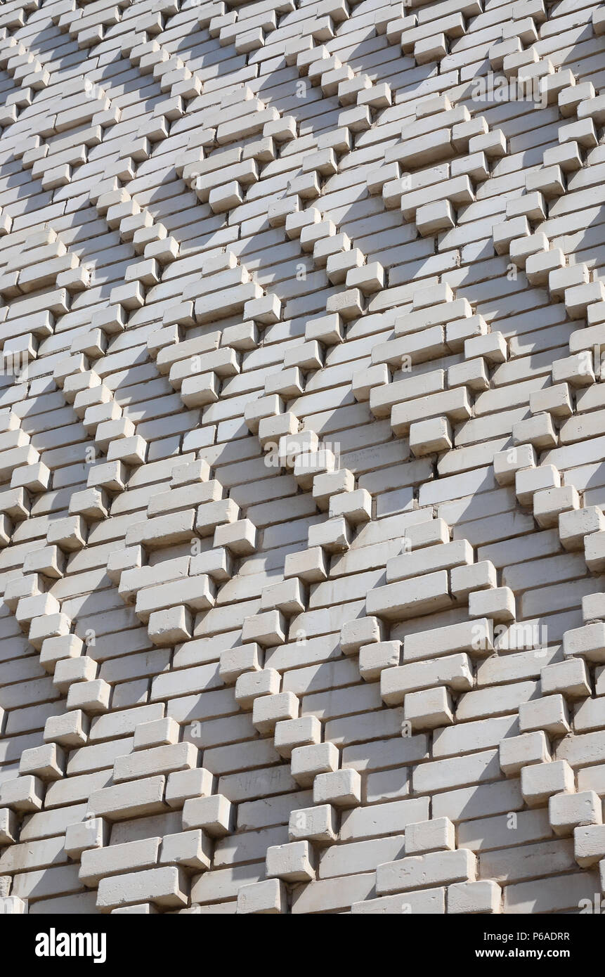 Un modèle fait de briques blanches sous la forme de losanges. Décoration des murs au cours de l'Union soviétique . Banque D'Images