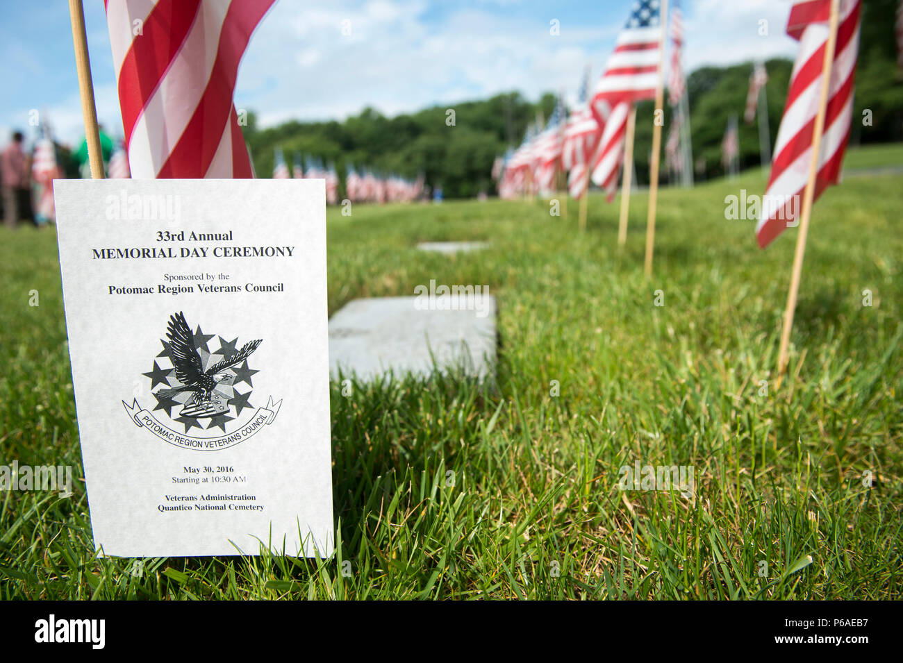 Le 33e congrès annuel du Conseil de la région de Potomac la Journée commémorative des anciens combattants est tenue à l'Quantico Cimetière National, Triangle, en Virginie, le 30 mai, 2016. La cérémonie les représentants d'organisations locales d'anciens combattants, les Rolling Thunder moto club, et invité le président Adm arrière. John Waickwicz (U.S. Marine, ret.). (U.S. Marine Corps photo par le Cpl. Timothy Turner/libérés) Banque D'Images