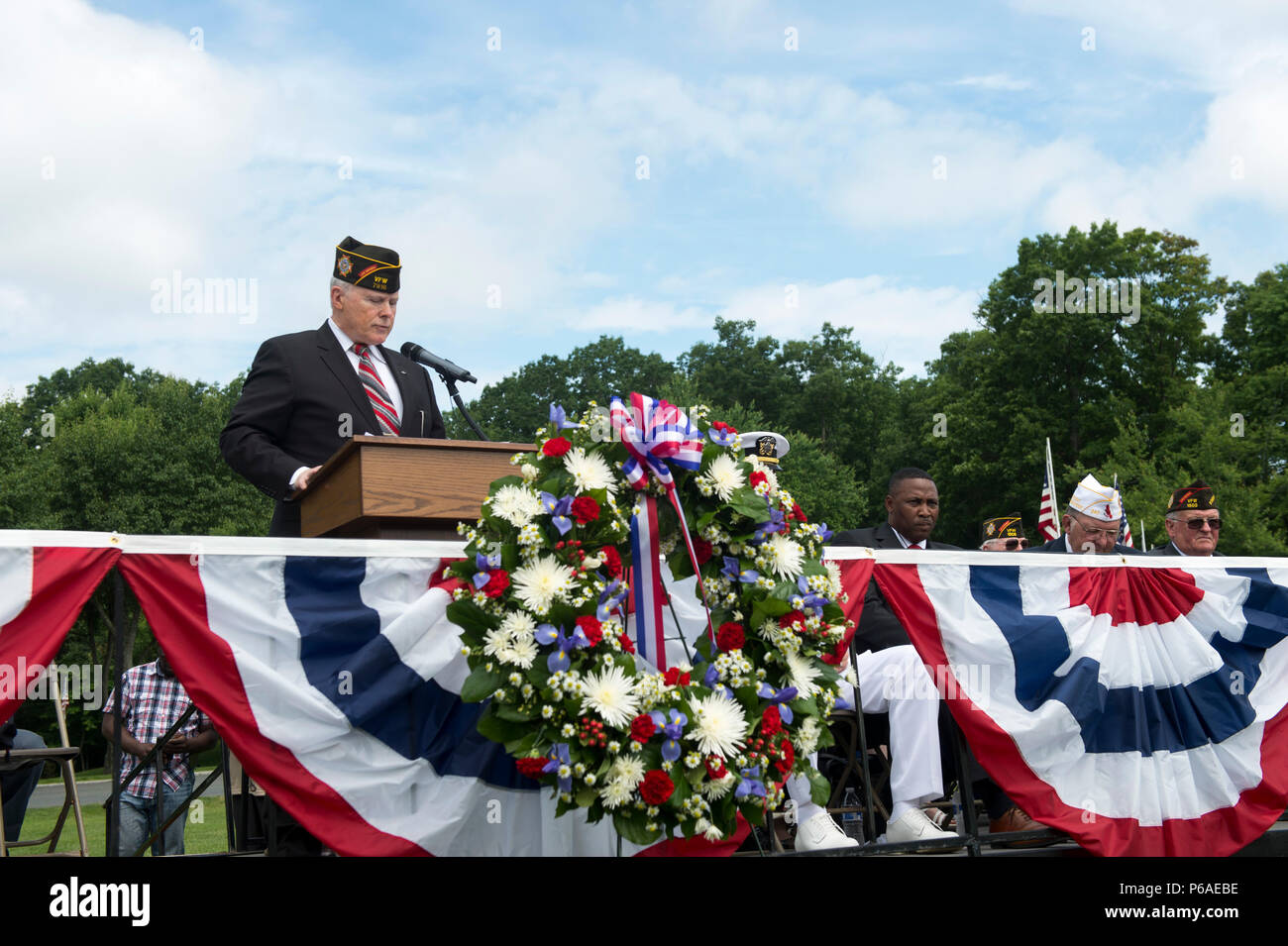 M. Chuck WIlson, Vice-président du conseil des anciens combattants de la région de Potomac, adresses de spectateurs au 33e congrès annuel du Conseil des anciens combattants de la région de Potomac cérémonie du Memorial Day, Quantico Cimetière National, Triangle, en Virginie, le 30 mai, 2016. La cérémonie les représentants d'organisations locales d'anciens combattants, les Rolling Thunder moto club, et invité le président Adm arrière. John Waickwicz (U.S. Marine, ret.). (U.S. Marine Corps photo par le Cpl. Timothy Turner/libérés) Banque D'Images