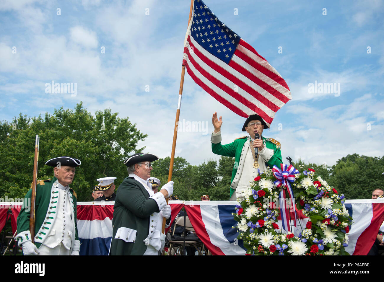 Le colonel Frank W. Harris III (USMC, ret.) fait du 'Toast au couleurs' à la 33e assemblée annuelle du Conseil de la région de Potomac la Journée commémorative des anciens combattants, Quantico Cimetière National, Triangle, en Virginie, le 30 mai, 2016. La cérémonie les représentants d'organisations locales d'anciens combattants, les Rolling Thunder moto club, et invité le président Adm arrière. John Waickwicz (U.S. Marine, ret.). (U.S. Marine Corps photo par le Cpl. Timothy Turner/libérés) Banque D'Images