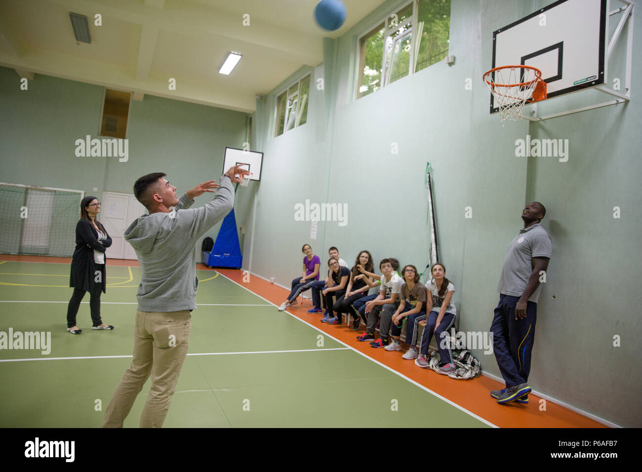 Les Marines américains et les étudiants roumains de l'Université Ovidius de Constanta passent l'après-midi à jouer au basket-ball et à répondre aux questions des enfants de l'école de Cambridge à Constanta, Roumanie, le 25 mai 2016. L’événement fait partie des activités de relations communautaires conçues pour renforcer l’engagement du public, favoriser les échanges culturels et offrir un soutien éducatif. Les marines participent à du mentorat, à des exercices interactifs et à des activités récréatives afin de renforcer les partenariats avec les pays hôtes et d’encourager le développement et l’apprentissage des élèves. Banque D'Images