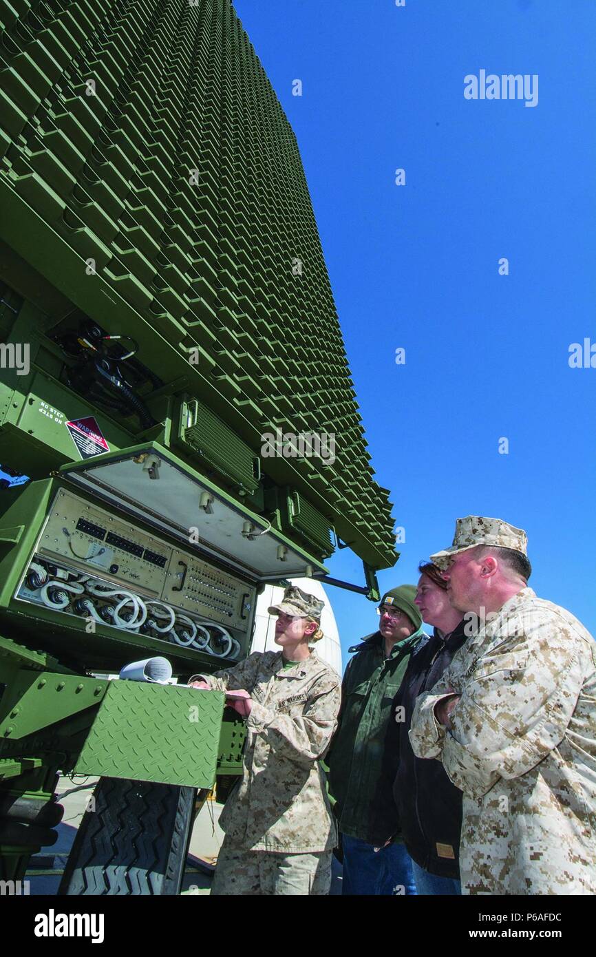 Le Cpl. Allison Kruse et le sergent-chef. Brian Yost, Marine Air Control Squadron-4, le Japon, et de l'électronique et la mécanique Thomas Strubert Angela Hocking conduite opérationnelle finale des essais pour vérifier l'révisé/TPS-59(V)3 Défense contre les missiles tactiques, l'alerte précoce et la conscience de système radar fonctionne correctement. Tobyhanna Army Depot a commencé sa première charge radar Marine Corps en 2009 avec le processus de réinitialisation du système AN/TPQ-46 Firefinder radars. Il y a 48 employés dans l'USMC Section des systèmes de surveillance formés pour travailler sur l'UN/TPS-63 et d'une gamme moyenne/TPS-59 radars à longue portée. Un autre UN Banque D'Images