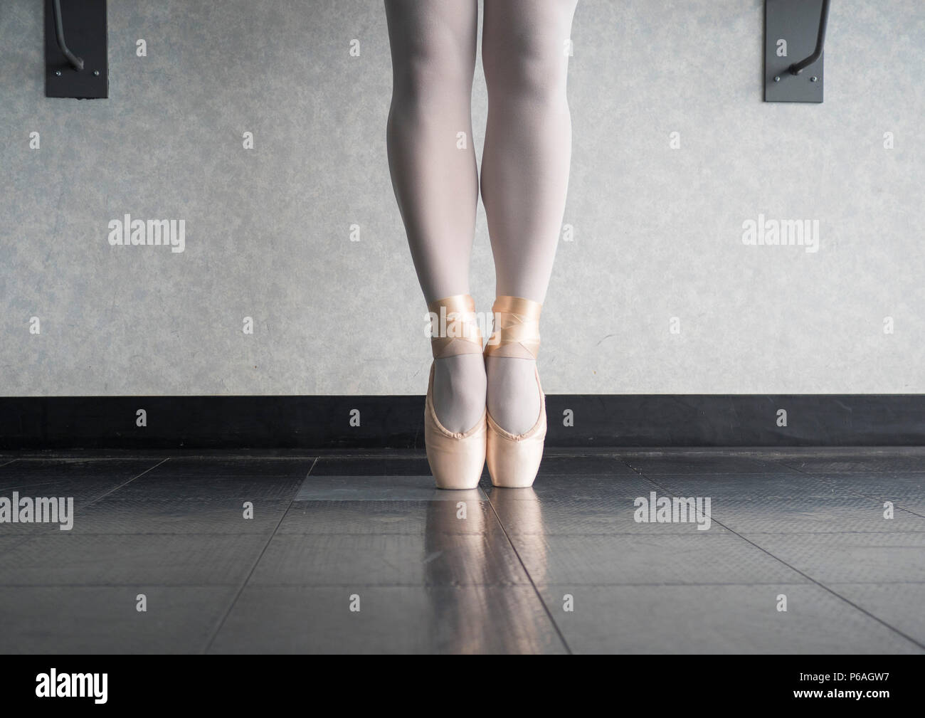 Danseur de Ballet en pointe dans ses chaussures de danse Banque D'Images