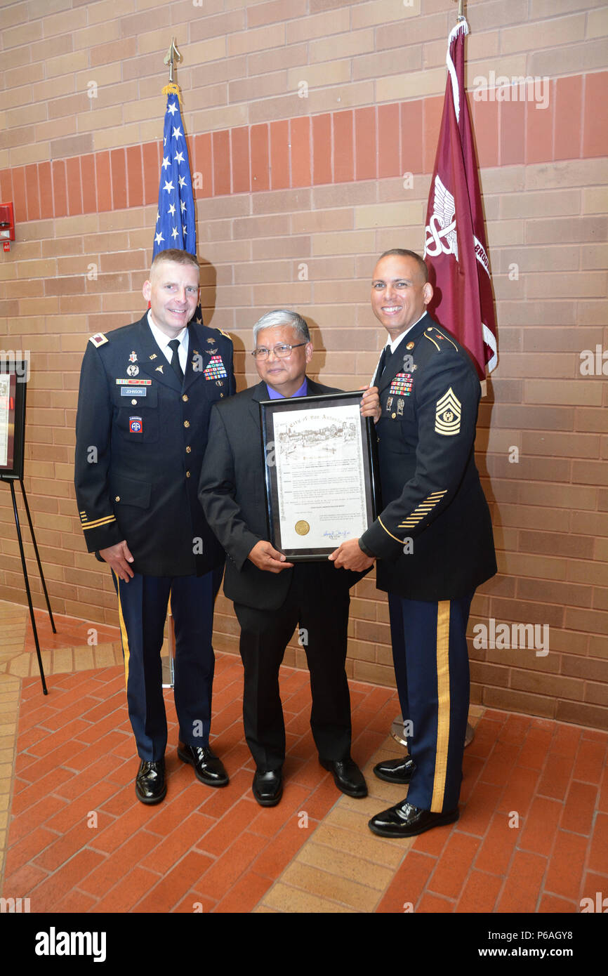 Brooke Army Medical Center Le colonel commandant Jeffrey Johnson et le sergent de la commande. Le Major Albert présente les équipes de l'Armée de l'air à la retraite, le Colonel Nonie Cabana un témoignage de reconnaissance le 24 mai pour avoir parlé à la Brooke Army Medical Center Américain asiatique Le Mois du patrimoine des Îles du Pacifique. (U.S. Photo de l'Armée de Robert Shields/libérés) Banque D'Images