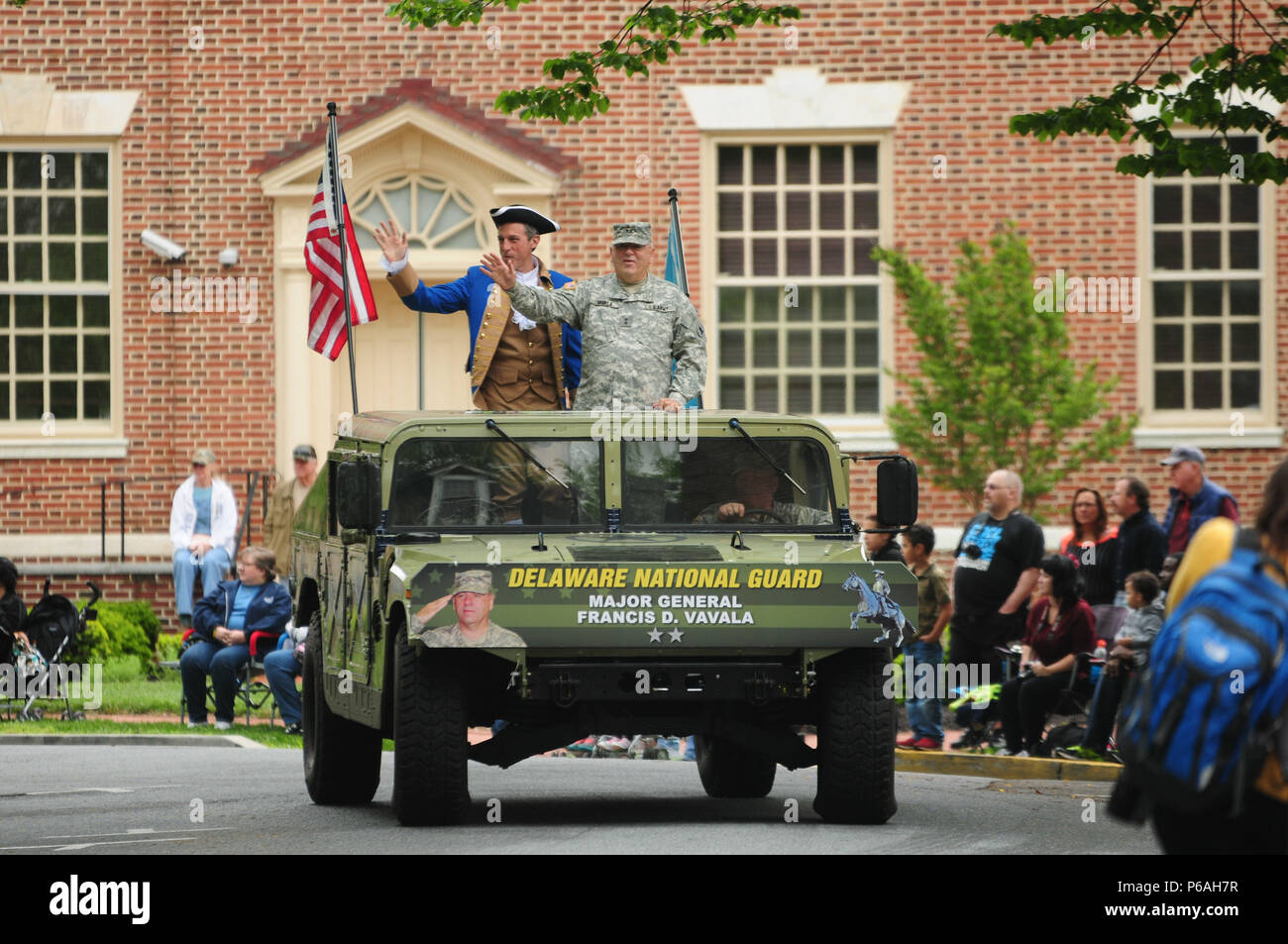 L'Armée américaine, le général Frank Vavala à travers les rues de Douvres au cours de la 83e Festival annuel de jours de Douvres avec le membre du Congrès John Carney, Dover Delaware le 7 mai 2016. (US Army National Guard Photo prise par le s.. James/Pernol libéré) Banque D'Images