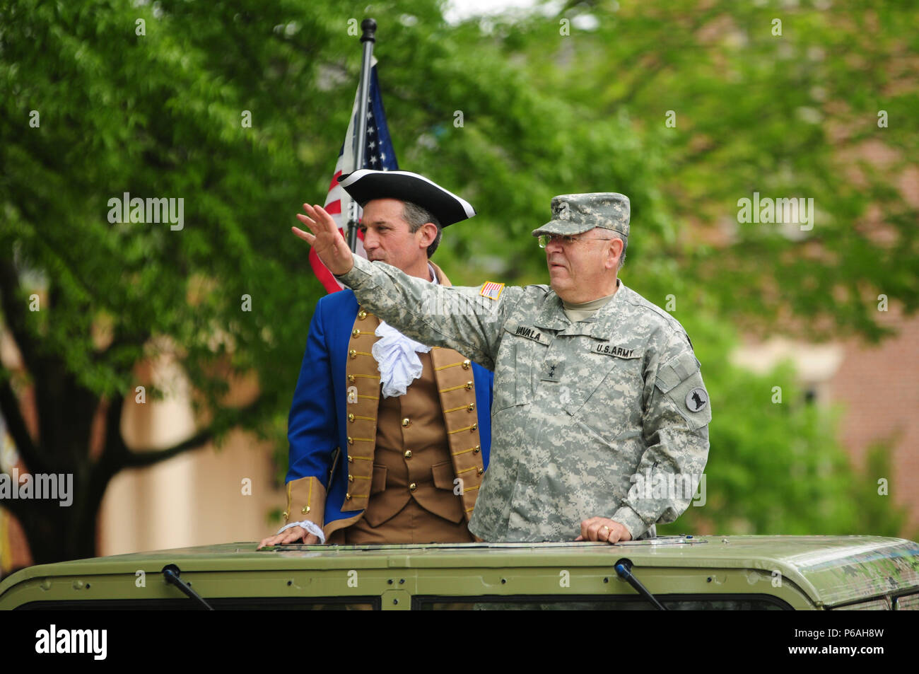 L'Armée américaine, le général Frank Vavala à travers les rues de Douvres au cours de la 83e Festival annuel de jours de Douvres avec le membre du Congrès John Carney, Dover Delaware le 7 mai 2016. (US Army National Guard Photo prise par le s.. James/Pernol libéré) Banque D'Images