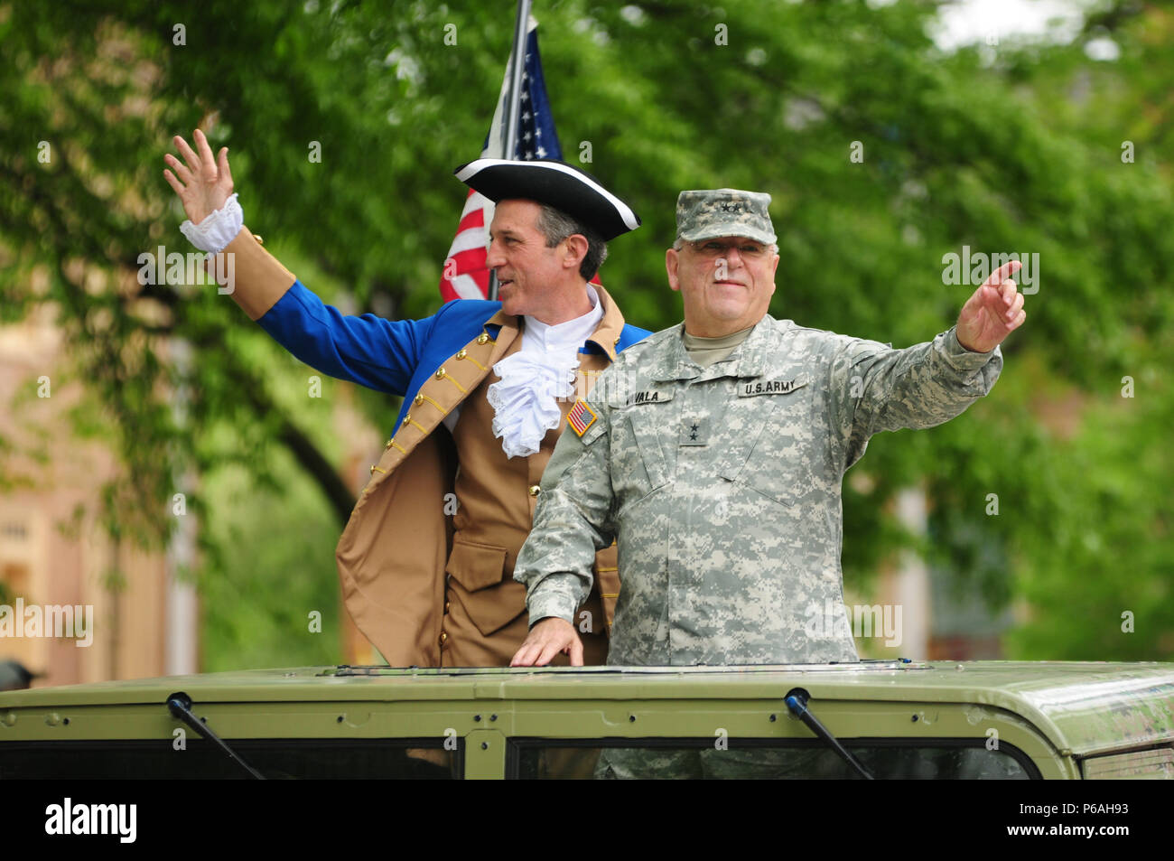 L'Armée américaine, le général Frank Vavala à travers les rues de Douvres au cours de la 83e Festival annuel de jours de Douvres avec le membre du Congrès John Carney, Dover Delaware le 7 mai 2016. (US Army National Guard Photo prise par le s.. James/Pernol libéré) Banque D'Images