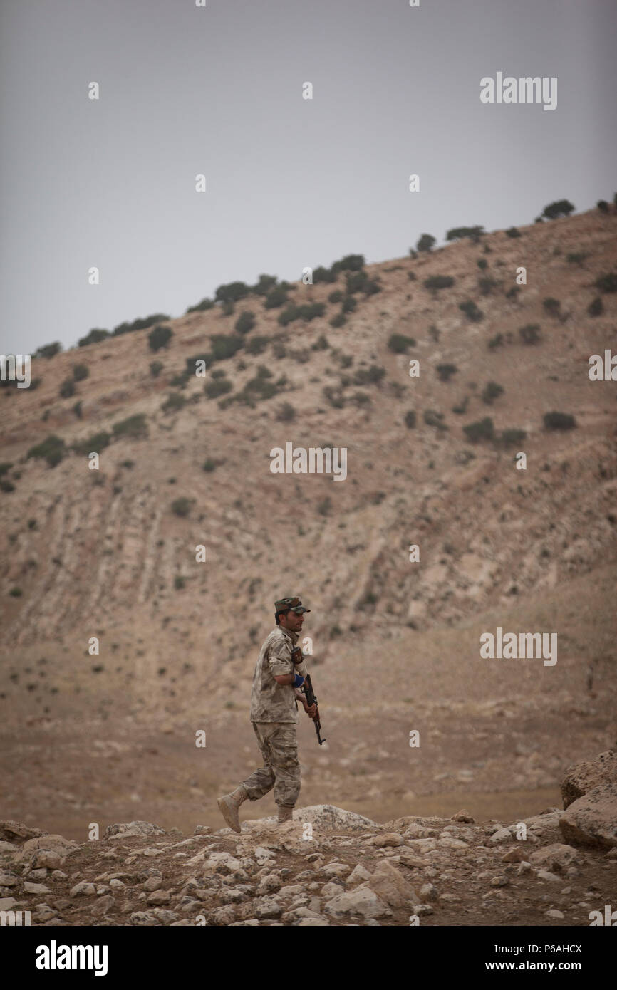 Un soldat de l'Unité de Protection de la Plaine de Ninive le flanc de patrouilles au cours d'une formation, ils réagissent au contact de l'exercice dans leur centre de formation à la province de Ninive, le 18 mai 2016. La NPPU sont un petit groupe de combattants qui sont venus ensemble pour protéger leur peuple dans la lutte contre l'Etat islamique d'Irak et du Levant. La formation est axée sur l'Équipe spéciale mixte - fonctionnement inhérentes à l'ensemble de la mission de résoudre renforcer les capacités des partenaires et d'accroître la capacité militaire des forces locales combats ISIL. (U.S. Photo de l'armée par le sergent. Sergio Rangel/libérés) Banque D'Images