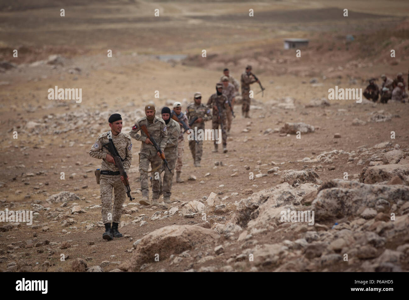 Les soldats de l'Unité de Protection de la Plaine de Ninive une montagne de patrouille au cours d'une formation, ils réagissent au contact de l'exercice dans leur centre de formation à la province de Ninive, le 18 mai 2016. La NPPU sont un petit groupe de combattants qui sont venus ensemble pour protéger leur peuple dans la lutte contre l'Etat islamique d'Irak et du Levant. La formation est axée sur l'Équipe spéciale mixte - fonctionnement inhérentes à l'ensemble de la mission de résoudre renforcer les capacités des partenaires et d'accroître la capacité militaire des forces locales combats ISIL. (U.S. Photo de l'armée par le sergent. Sergio Rangel/libérés) Banque D'Images
