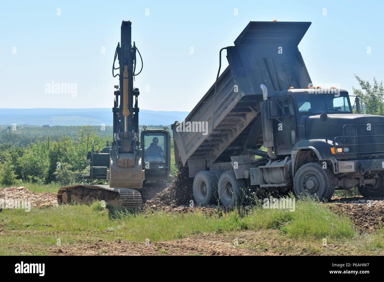 Les soldats de la 913e compagnie du génie, 194e Brigade du génie, New Jersey Army National Guard Utilisation matériel de construction lourde, y compris les pelles, bulldozers, the Dumptrucks, des grattoirs et des niveleuses, de construire un réservoir de tir et zone d'attente de munitions au cours de l'opération 2016 Château de Resolute à Novo Selo, la Bulgarie. C'était la deuxième année de suite, le Texas Army National Guard s'est rendue à la Bulgarie de diriger l'opération. (U.S. Photo de l'Armée Le lieutenant 1er Matthieu Gilbert, 194e Brigade du génie, Texas Army National Guard) Banque D'Images