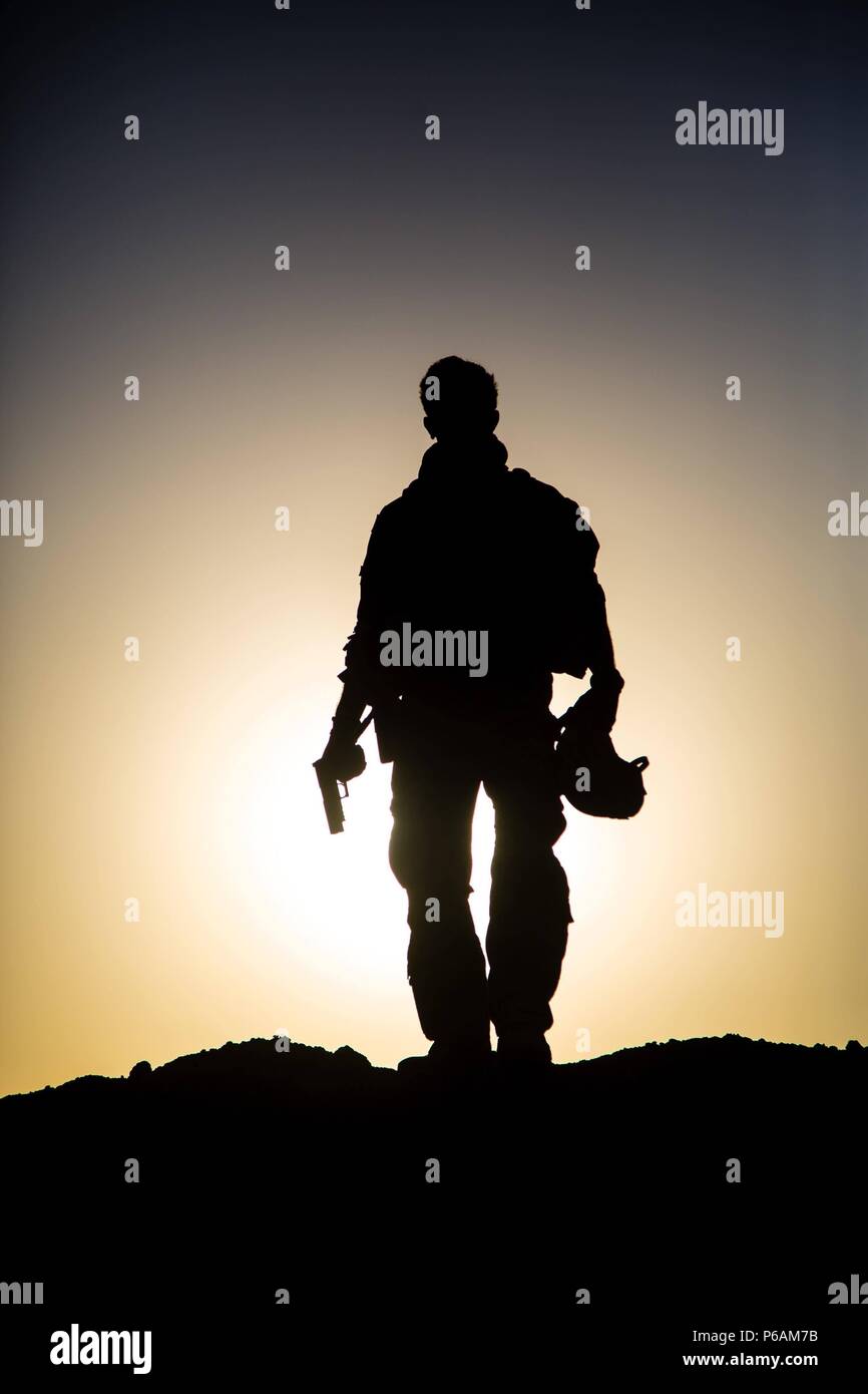 Un soldat de l'armée américaine avec le 3ème régiment de cavalerie se dresse sur une butte avant de prendre part à un pistolet de tir de nuit près de la frontière iraqo-syrienne, 21 juin 2018. Les forces de sécurité irakiennes et les partenaires de la Coalition a fourni l'appui feu et travailler continuellement sur les aptitudes au combat pour aider les forces démocratiques syriennes comme ils l'exploitation continue de Roundup, l'offensive militaire pour débarrasser les dernières poches de l'organisation terroriste du Moyen Euphrate Valley en Syrie. (U.S. Photo de l'armée par la CPS. Anthony Zendejas IV) Banque D'Images