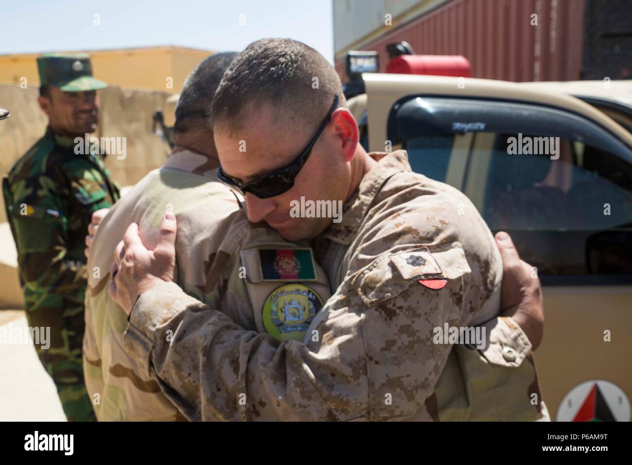 La province d'Helmand, en Afghanistan (21 juin 2018) - Un conseiller du Corps des Marines des États-Unis avec la Force sud-ouest de l'épouse de Shah Wali colonel, commandant de l'Armée nationale afghane (ANA) 215e Corps canadien Centre de formation militaire régional, après avoir terminé un camp de leadership des diplômes à l'Shorabak. L'ANA et de la Police nationale afghane Zone 505ème a participé à un leadership trois semaines de cours conçu pour développer les compétences en leadership de petites unités. (U.S. Marine Corps photo par le Sgt. Luc Hoogendam) Banque D'Images